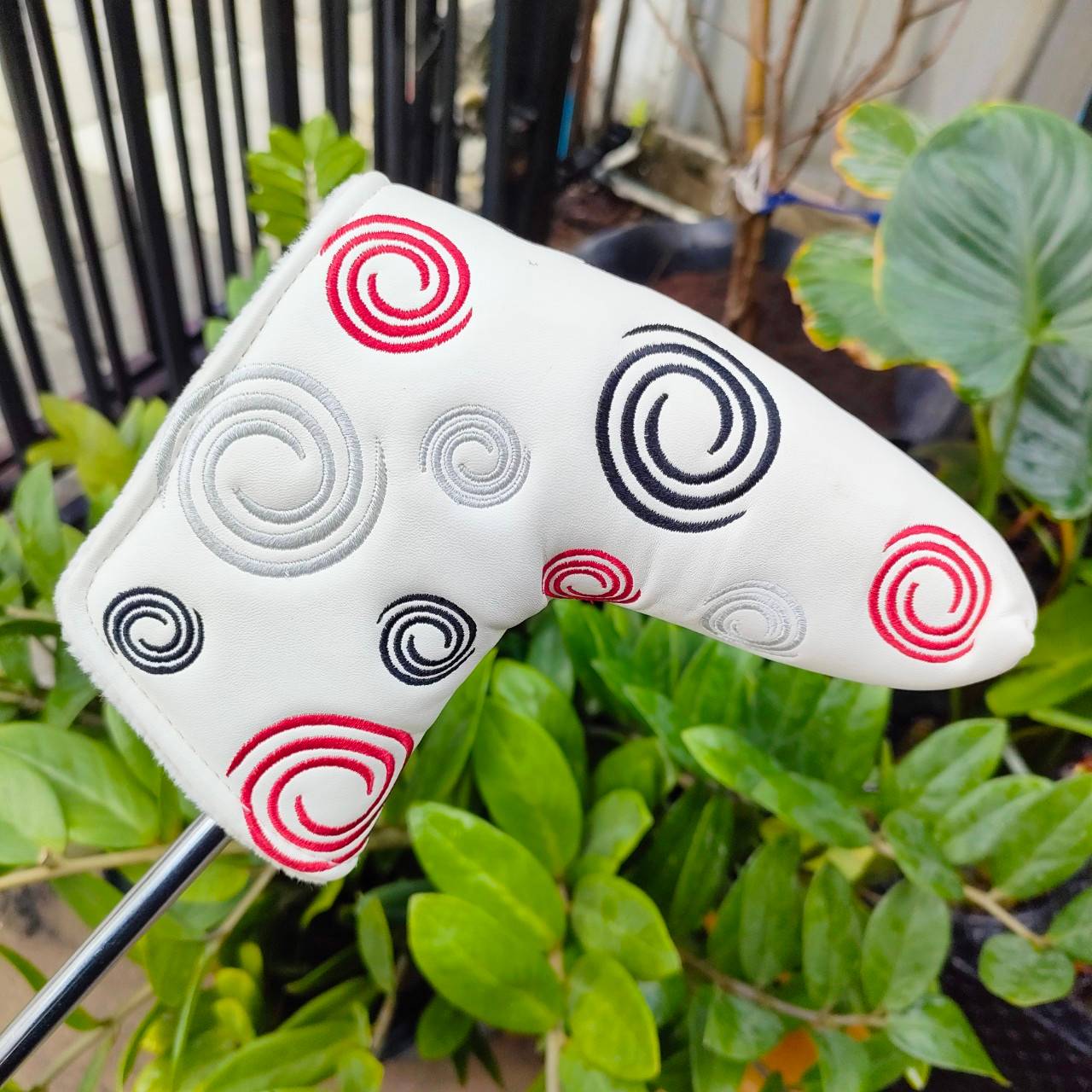 PUTTER ODYSSEY DF 992 ความยาว 34 นิ้ว มาพร้อม COVER ตรงรุ่น รุ่นหน้าดพสุดฮิต เกาะไลน์มาก มีการกระจายน้ำหนักได้ดีมาก ไม้กอล์ฟพรีเมี่ยมมือสอง By NakaraLuxurious