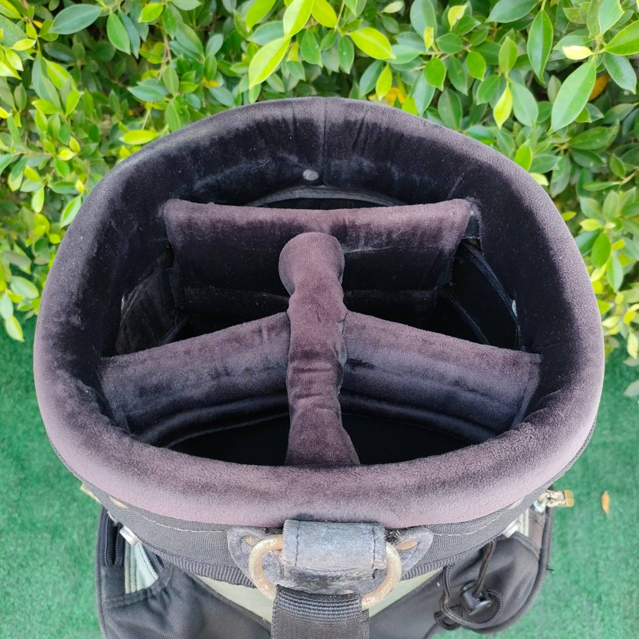 ถุงกอล์ฟ CALLAWAY มือสอง **ตำหนิ มีสีซีด** สภาพโดยรวมใช้ได้ดี ซิปดี ปากถุงดี มีสายสะพาย มือสอง ของแท้ BY NakaraLuxurious