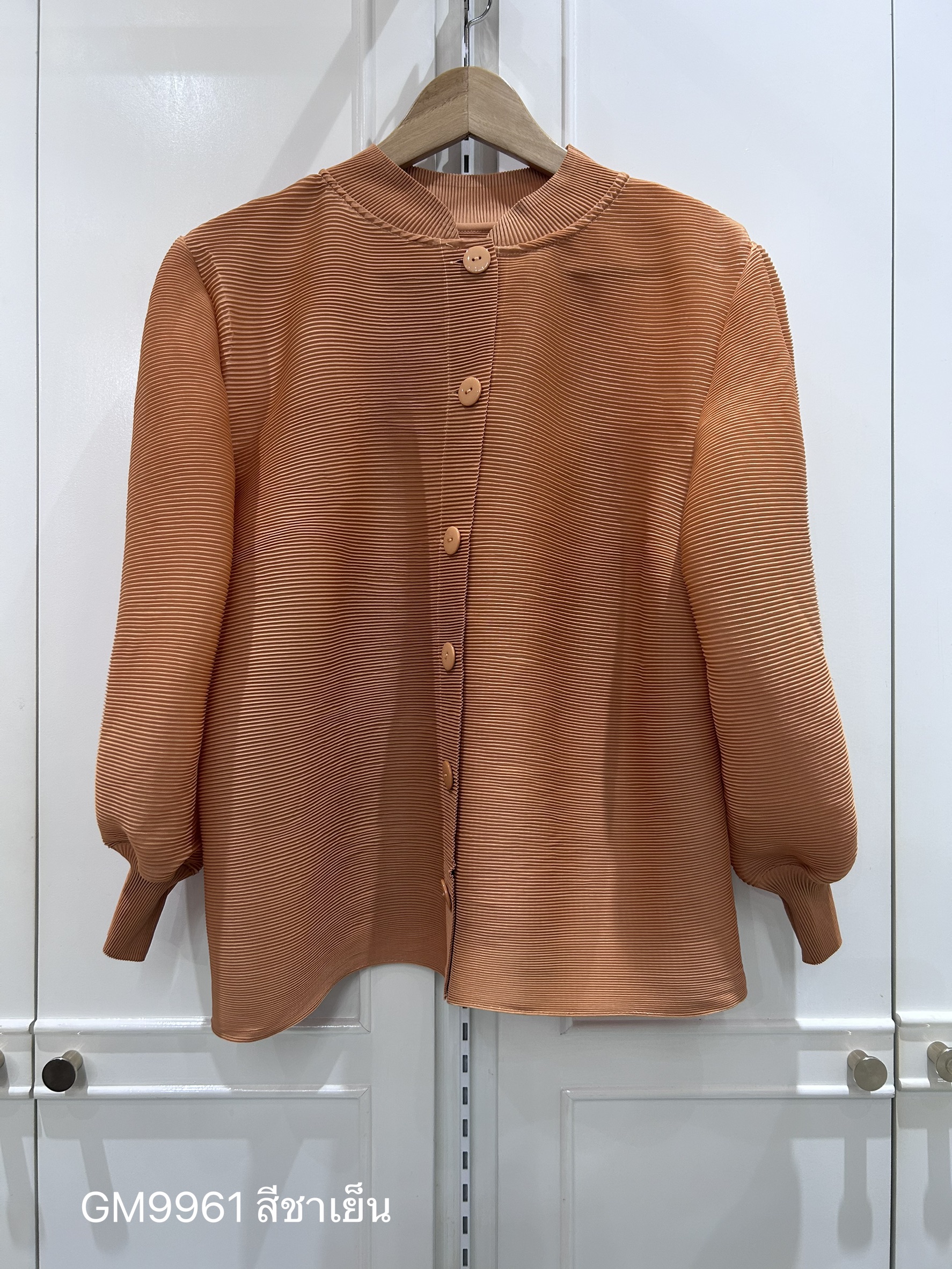 2MUAY GM9961 เสื้ออัดพลีทคอปกแมนดาริน กระดุมผ่าหน้า แขนจั๊ม MANDARIN CUFF SLEEVE PLEATED TOP 23 สี FREE SIZE