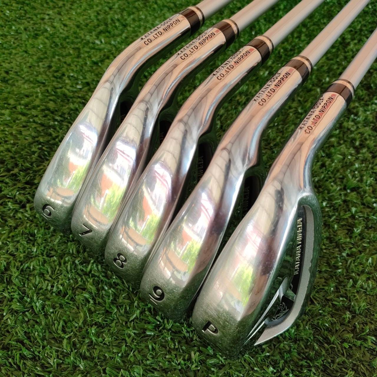 ชุดเหล็ก KATANA NINJA มีเหล็ก 6-9 เเละ PW ก้าน NINJA VOLTIO FLEX SR ตีไกลแบบจัดๆ ไกลกว่าปกติ 1 - 2 เหล็ก หน้าไม้ชันขึ้นมาก แต่ตีลูกลอยง่ายจัด และชดเชยความผิดพลาดสูง วัสดุพรีเมี่ยม ใบไม่ใหญ่เทอะทะ ก้านก็ดีมากๆครับ เหล็ก 6 ก็ไกลกว่าเหล็ก 5 หลายยี่ห้อครับ!!!