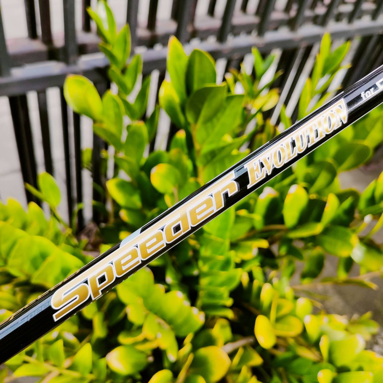 Driver Cobra King F9 สภาพสวยงาม มี COVER เดิม ก้าน FUJIKURA SPEEDER EVOLUTION FLEX S รูปลักษณ์ที่ได้แรงบันดาลใจมาจากรถซูเปอร์คาร์ ขณะที่คอนเซ็ปต์ด้านประสิทธิภาพ หลักๆ แล้วถูกออกแบบมาเพื่อให้โดดเด่นด้านแอโรไดนามิกส์มากที่สุดอย่างที่ไม่เคยมีมาก่อน ไม้กอล์ฟพ