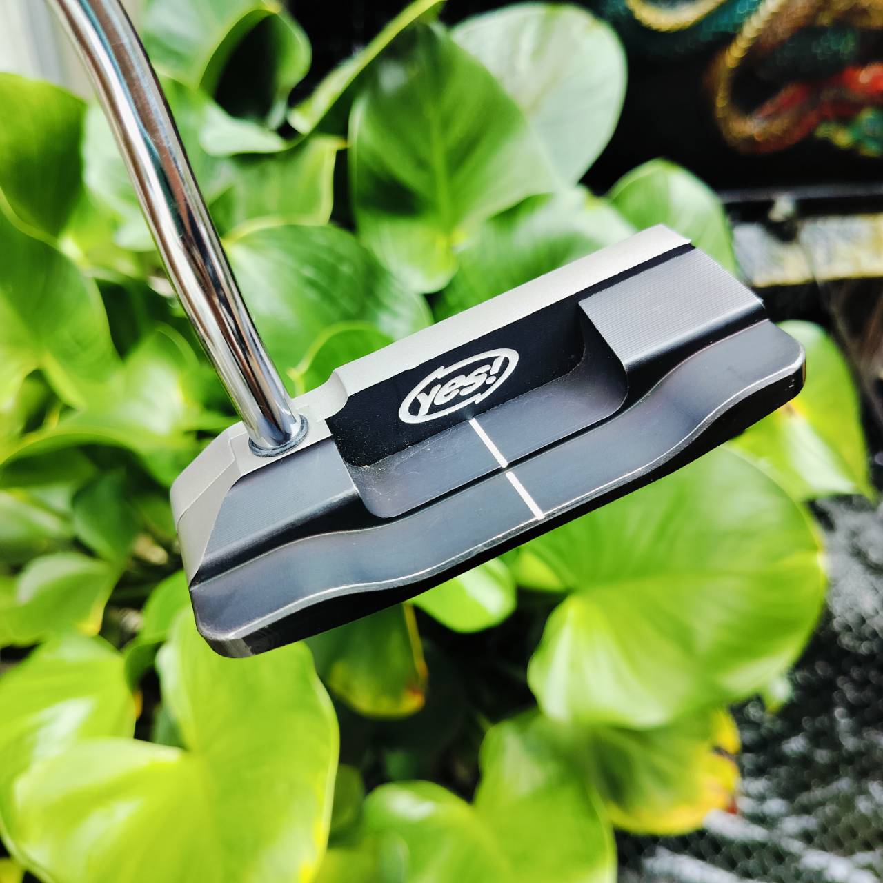 PUTTER YES C-GROOVE DONNA ความยาว 33 นิ้ว รุ่นนี้โด่งดังเพราะ SOLE ยื่นออกเพิ่ม ทำให้การชดเชยความผิดพลาดสูงขึ้น หน้าสัมผัสสุดยอดเกาะไลน์เป็นเอกลักษณ์ เส้นเล็งสะอาดตาแม่นยำอย่างมาก ไม้กอล์ฟพรีเมี่ยมมือสอง ของแท้ By NakaraLuxurious