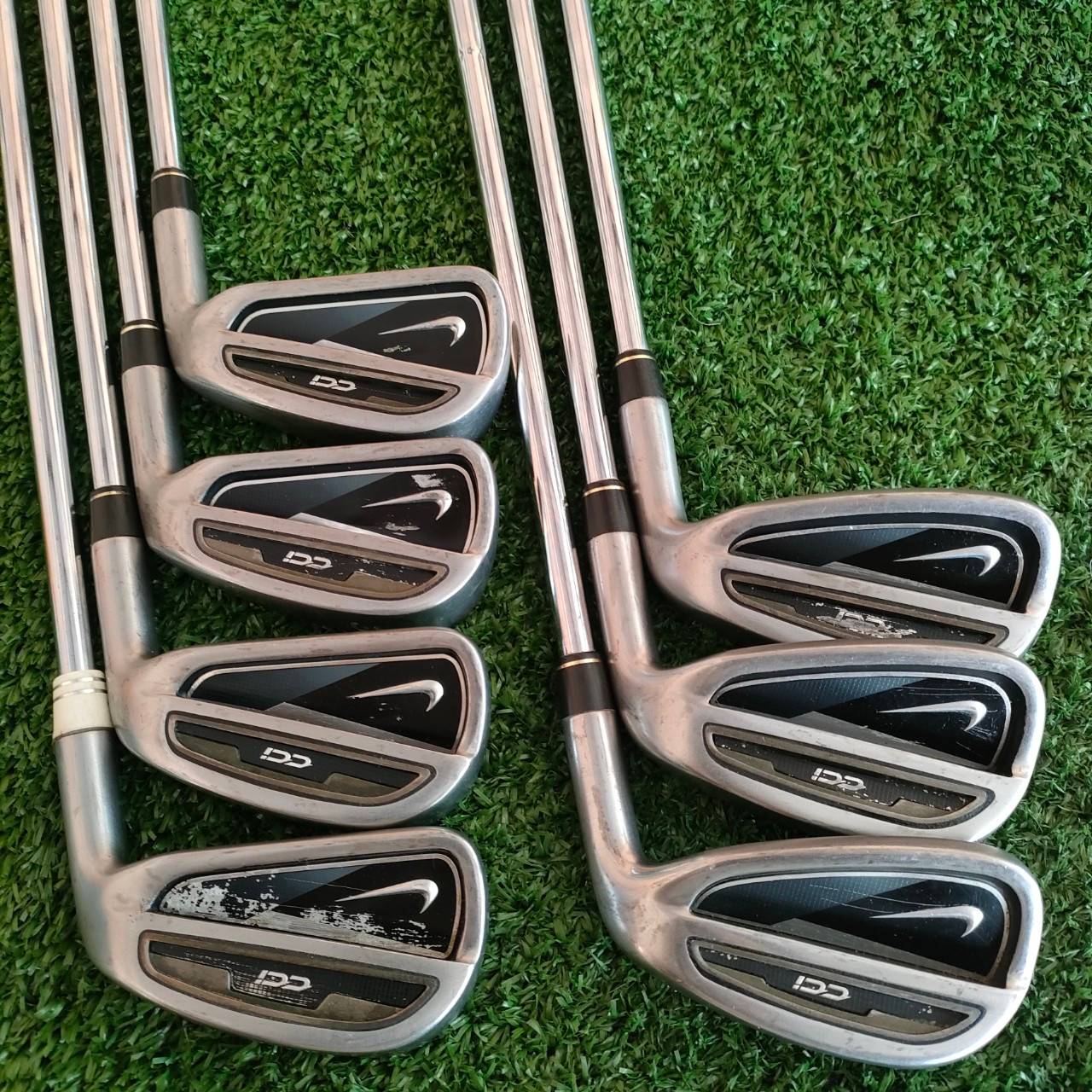 ชุดเหล็ก NIKE CCI มีเหล็ก 4-9 เเละ PW ก้าน N.S.PRO 950 GH FLEX S สภาพเดิมๆ เป็นชุดเหล็กตัวท๊อปของ NIKE ในตอนนั้น ,ตีง่าย มี POCKET CAVITY ด้านหลัง และเป็นเหล็กที่ตีมันส์มาก!! ไม้กอล์ฟมือสอง ของแท้ BY NakaraLuxurious