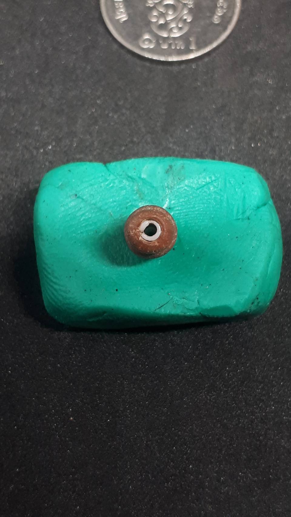 ลูกปัด แก้ว โบราณ สีอิฐ ทรงทุ่น