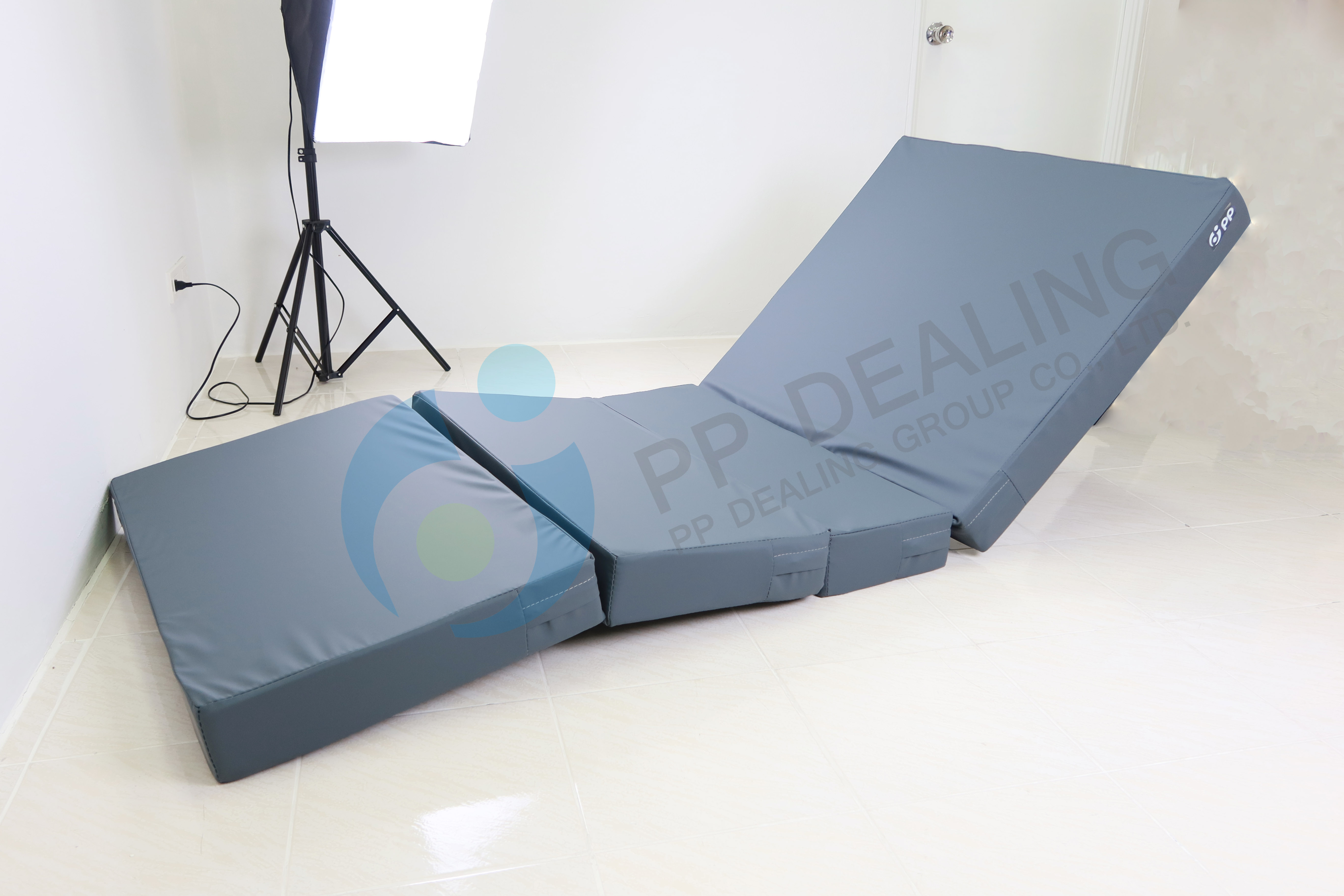 ที่นอนโฟมป้องกันแผลกดทับ ที่นอนโฟม ที่นอนผู้ป่วย เเบบเบาะ4ตอนรุ่น JS-SKP 008-100 หนา นุ่มสบาย กระจายแรงกดทับได้อย่างดี เป็นวัสดุโพลียูรีเทนโฟม สามารถกันน้ำได้