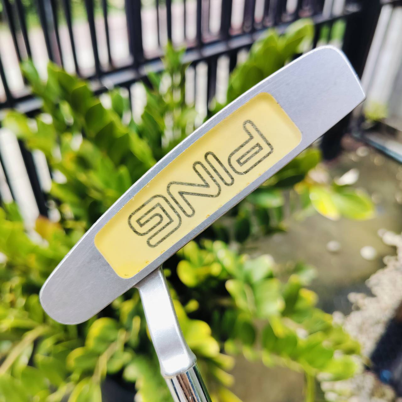 PUTTER PING KARSTEN ZING 2i ความยาว 34 นิ้ว ใช้วัสดุ พิเศษนำมาเป็น INSERT ที่หน้าพัตเตอร์ ทำให้ได้ฟีลลิ่งนุ่มนวล และ เกาะไลน์มาก ไม้กอล์ฟพรีเมี่ยมมือสอง ของแท้ By NakaraLuxurious