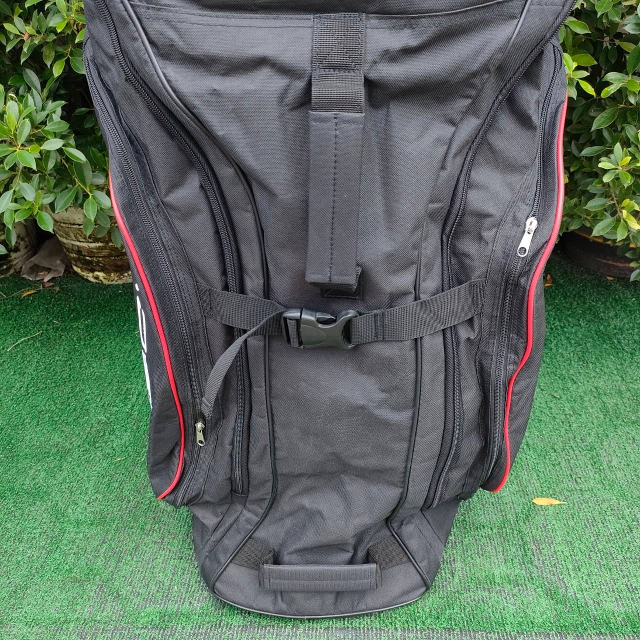 ถุงคลุมถุงกอล์ฟขึ้นเครื่องบิน TADEO มือสอง มีล้อลาก หนามาก เเละมีนวมอย่างดีมาก สวย เท่ห์มากๆ วัสดุพรีเมี่ยม สภาพสวยมาก!!! มือสอง ของแท้ BY NakaraLuxurious