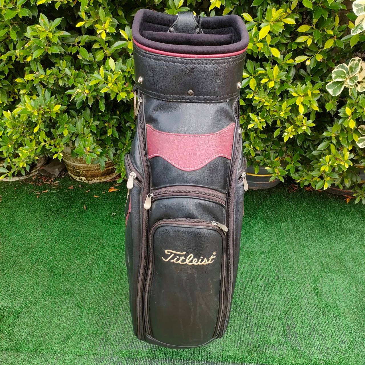 ถุงกอล์ฟ TITLEIST มือสอง **ถุงกอล์ฟมีตำหนิชิฟรูดไม่ได้ 1 จุด เเละที่จับถุงขาด**โปรดสังเกตตำหนิให้ดีก่อนซื้อ** มือสอง ของแท้ BY NakaraLuxurious