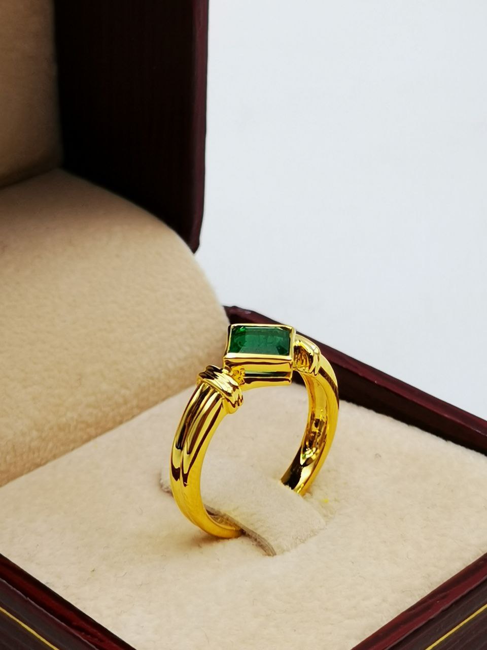 แหวนทอง พลอยมรกต อัญมณีสีเขียวสดใส "พลอยมรกต” เป็นเครื่องรางที่ทำให้โชคดี สมหวังในเรื่องของความรัก ช่วยในเรื่องโชคลาภ ร่ำรวย เงินทองไหลมาไม่ขาดสายและยังเป็นอัญมณีที่ศักดิ์สิทธิ์ มีอำนาจปกป้องคุ้มครองภัยอันตรายจากสิ่งชั่วร้ายต่างๆ อีกทั้งยังช่วยดูดพลังให้ร่างกายฟื้นจากคความเหนื่อยล้าได้อีกด้วย