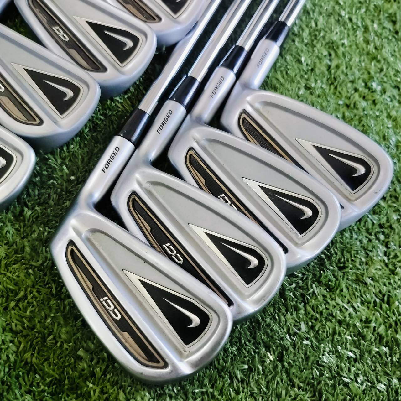 ชุดเหล็ก NIKE CCI FORGED มีเหล็ก 3 4 5 6 7 8 9 เเละ PW ก้าน DYNAMIC GOLD S300 สภาพเดืมๆ ตีง่าย ตัว FORGED วัสดุพรีเมี่ยม นุ่มมาก และเป็นเหล็กที่ตีมันส์มากๆเลยค่ะ ไม้กอล์ฟพรีเมี่ยมมือสอง ของแท้ By NakaraLuxurious