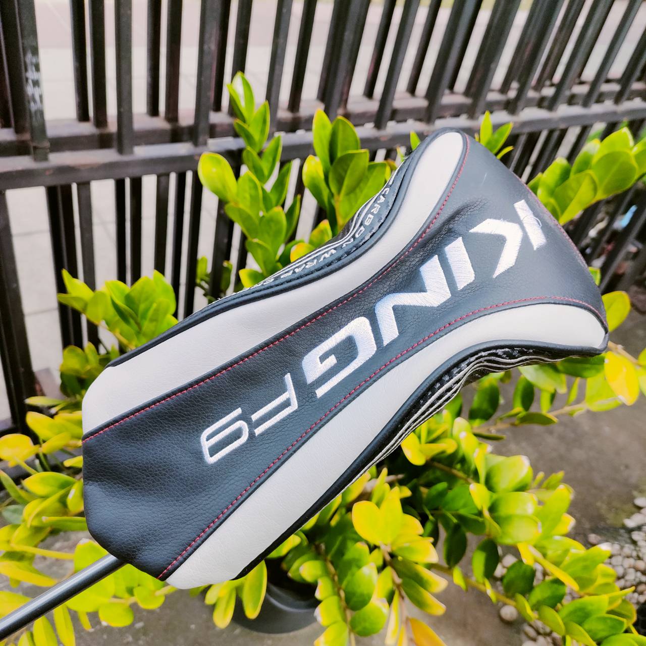 Driver Cobra King F9 สภาพสวยงาม มี COVER เดิม ก้าน FUJIKURA SPEEDER EVOLUTION FLEX S รูปลักษณ์ที่ได้แรงบันดาลใจมาจากรถซูเปอร์คาร์ ขณะที่คอนเซ็ปต์ด้านประสิทธิภาพ หลักๆ แล้วถูกออกแบบมาเพื่อให้โดดเด่นด้านแอโรไดนามิกส์มากที่สุดอย่างที่ไม่เคยมีมาก่อน ไม้กอล์ฟพ