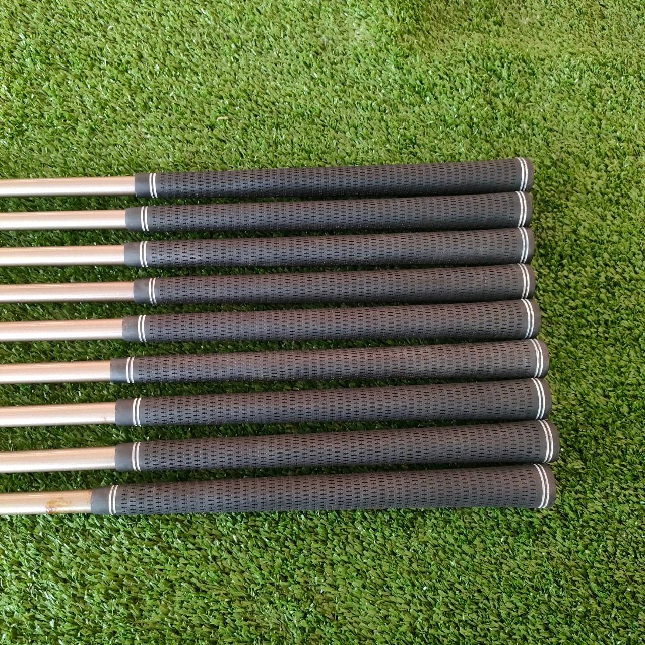 ** ไม้กอล์ฟสำหรับผู้หญิง ** ชุดเหล็ก CALLAWAY BIGBERTHA USA มีเหล็ก 3-9 เเละ PW SW ก้าน LADY GEMS ชุด GEMS ของ Callaway เป็นชุดที่คุณภาพสูงมากๆ ทั้งตีง่าย ก้านเบา นุ่มนวลมากครับ