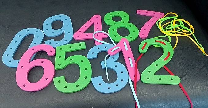 แผ่นตัวเลขร้อยเชือก กระดานตัวเลข 0-9 , ของเล่นเสริมพัฒนาการ, ของเล่นเด็กอนุบาล, สื่อการสอนเด็กอนุบาล วัสดุและสี ปลอดภัยต่อเด็ก มีมาตรฐาน มอก. ตามที่ สพฐ. กำหนด