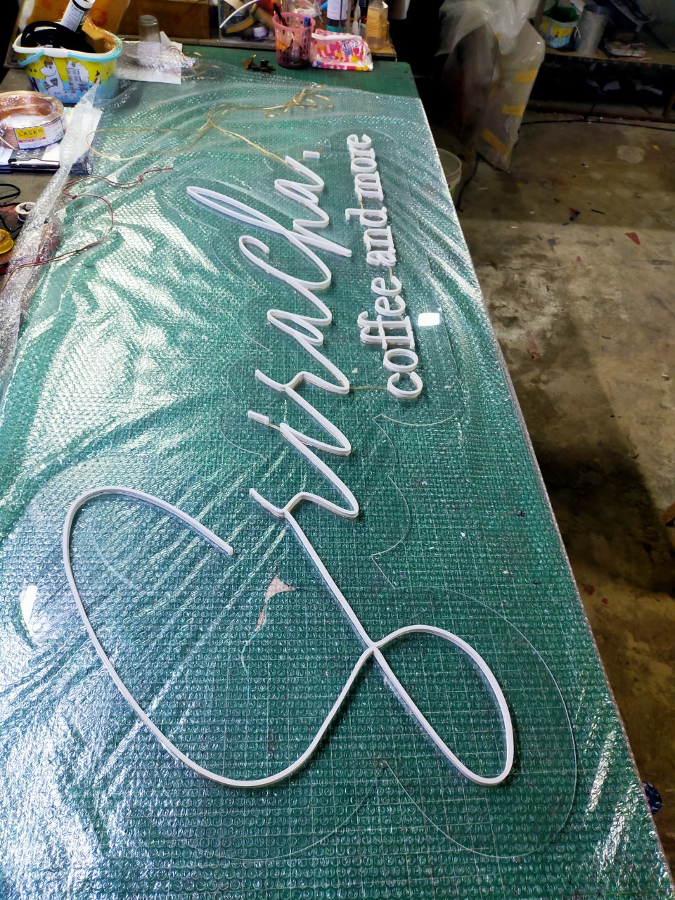 ไฟนีออน เฟค