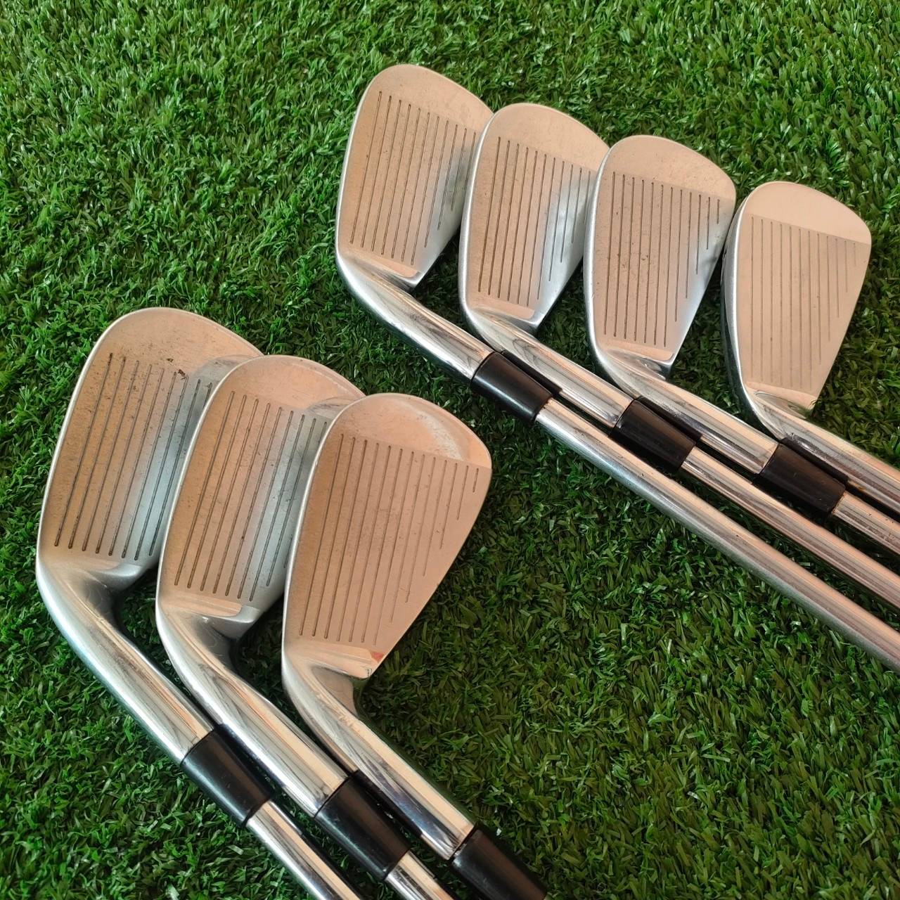 ชุดเหล็ก TITLEIST AP2 FORGED มีเหล็ก 4-9 เเละ PW ก้านเหล็ก ไรเฟิล ไม่มีปล้องนะครับ กริพใส่ GOLF PRIDE กึ่งผ้าใบทั้งชุด เป็นเหล็ก FORGED ที่ตีง่ายและมันส์ มากที่สุดชุดนึง สนุกเพราะตีโดนง่ายมาก และได้ความมันส์ แม่นยำ สปินจัดๆ ราคาเอาแบบพิเศษสุดไปเลย!!!