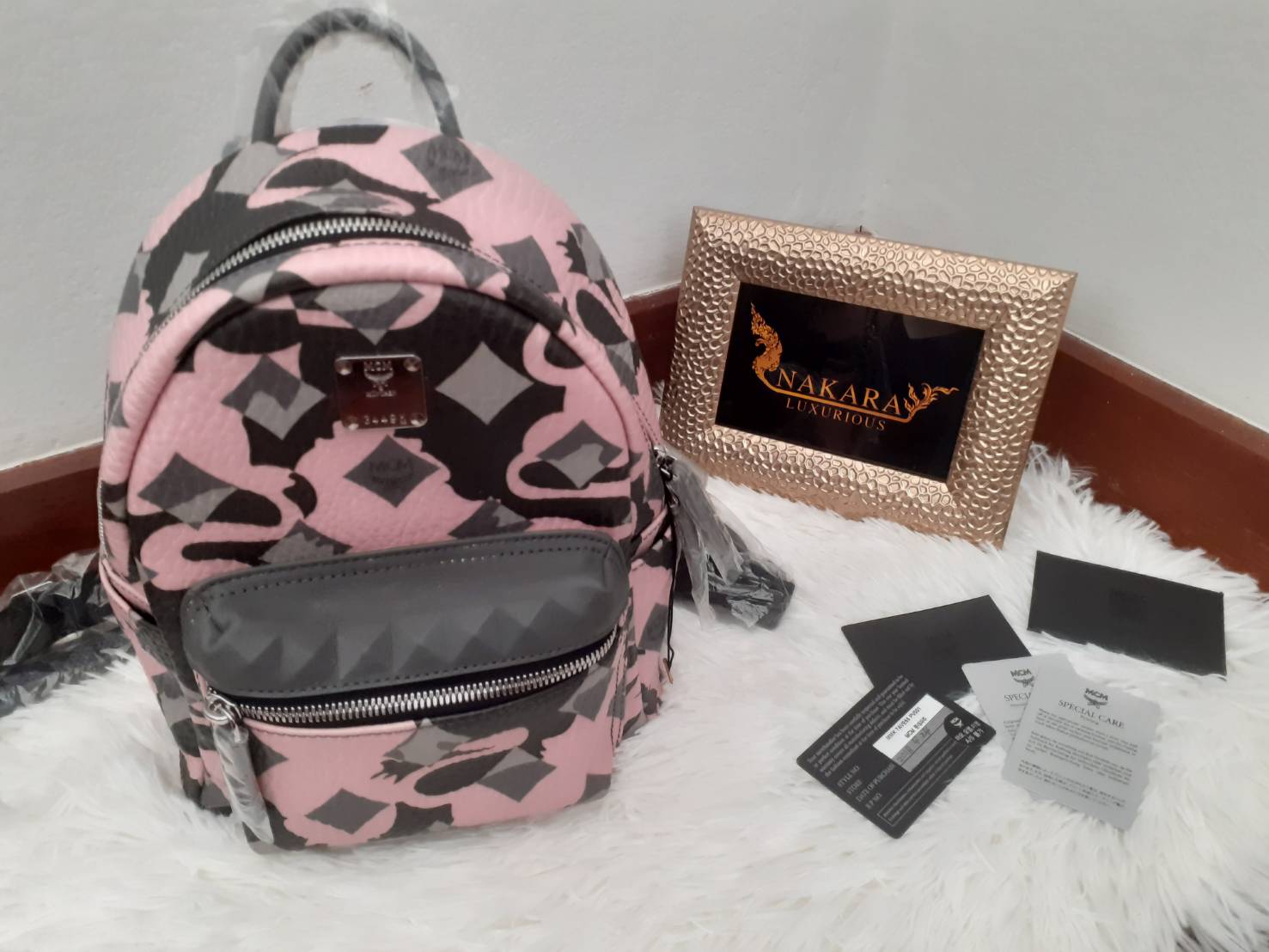 NAKARA LUXURIOUS ของใหม่ กระเป๋าเป้ MCM ของแท้ ลายทหาร สีชมพู รุ่นลิมิเต็ด Size Mini มีการ์ด