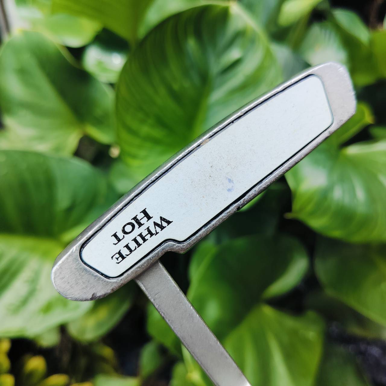 PUTTER ODYSSEY WHITE HOT #1 รุ่นนี้เป็นรุ่นที่โด่งดังสุดๆ ด้วยอินเซิร์ท สีขาว ที่ช่วยให้ฟีลลิ่งพัตเตอร์เปลี่ยนไป ทั้งนุ่มนวลและช่วยเกาะไลน์กว่าไม่มีอินเซิร์ท ไม้กอล์ฟพรีเมี่ยมมือสอง ของแท้ By NakaraLuxurious