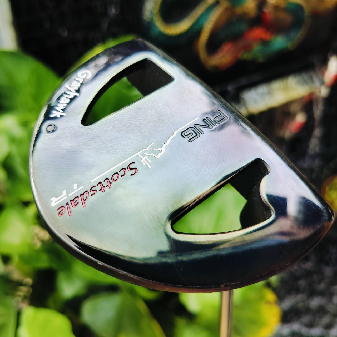 Ping Scottsdale TR Grayhawk Putter ความยาว 34 นิ้ว สภาพสวยเดิมๆเลยค่ะ เกาะไลน์อย่างมาก รูปทรงกระจายน้ำหนัก ชดเชยความผิดพลาดสูง ไม้กอล์ฟพรีเมี่ยมมือสอง ของแท้ By NakaraLuxurious