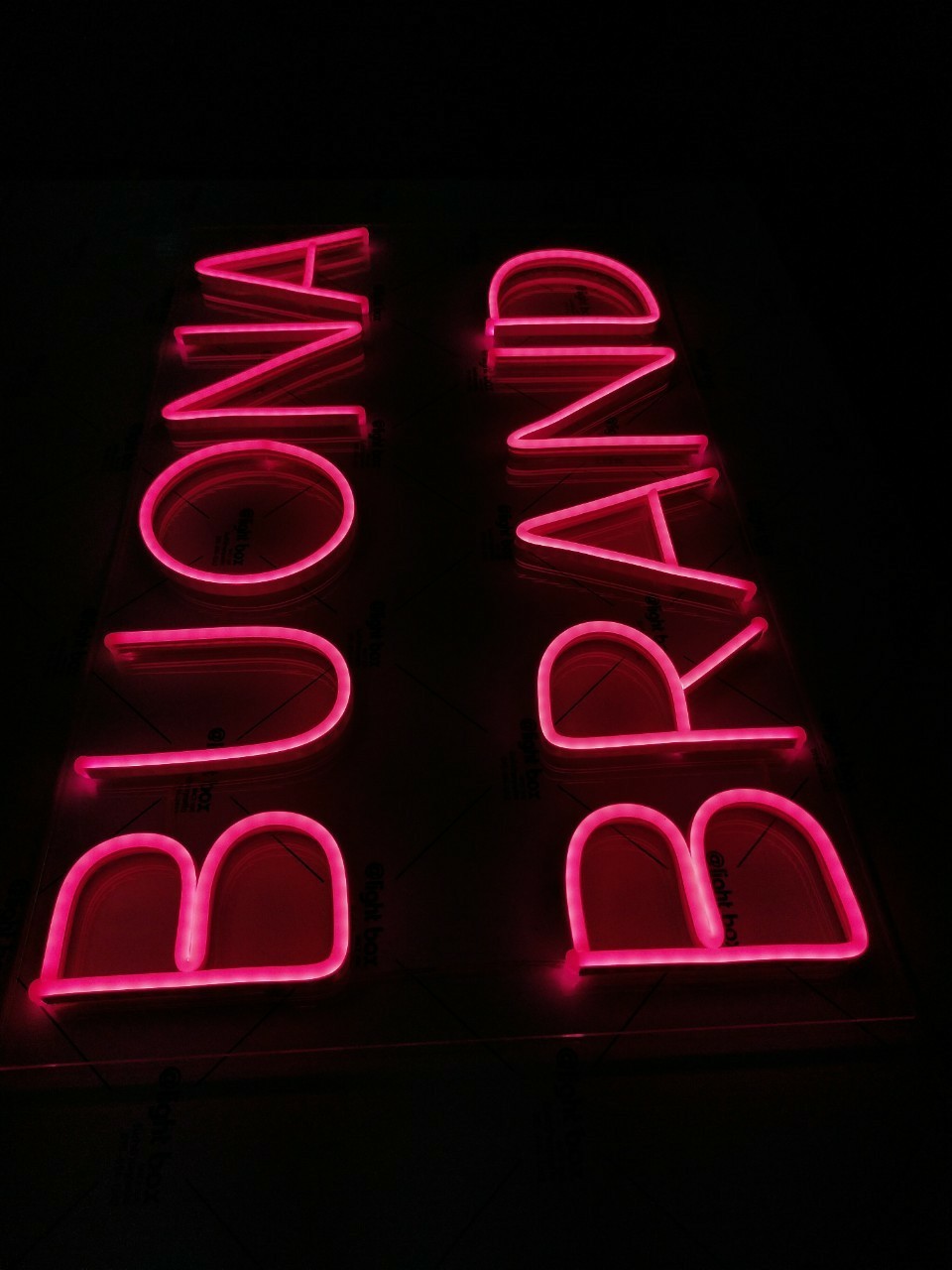 ป้ายไฟนีออน LED อะคริลิคใสรองหลัง