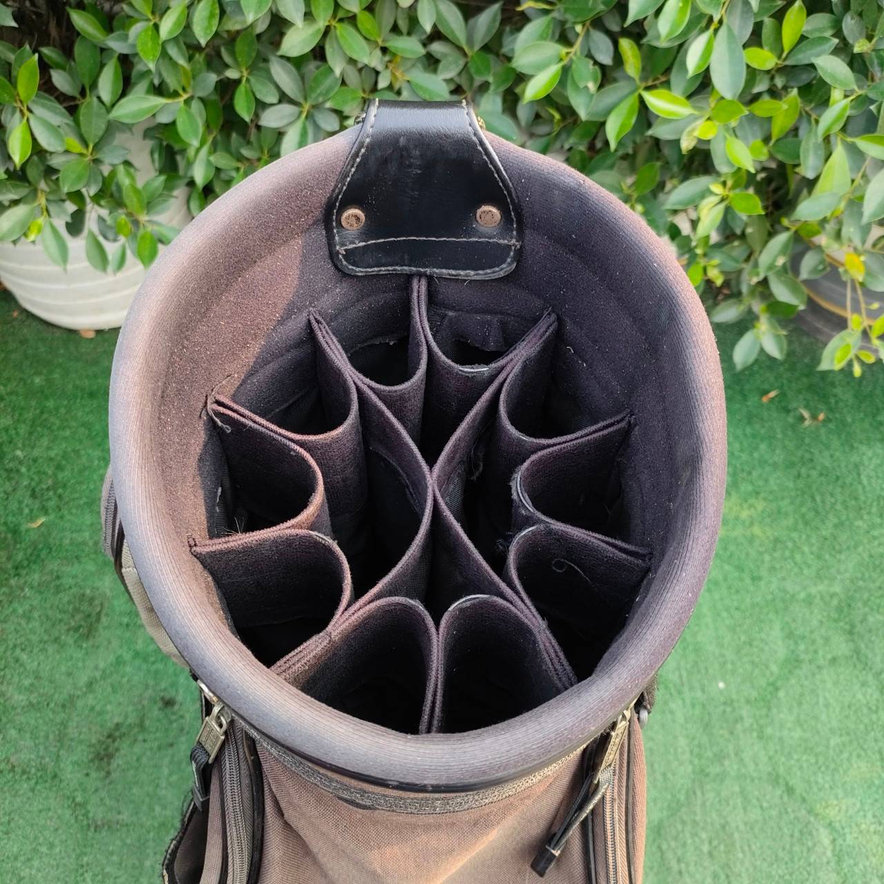 ถุงกอล์ฟ T.O.O.L.S FOR GOLF มือสอง ถุงสีซีดนะครับ ดูโทรม แต่สภาพรวมใช้ได้ทุกจุด