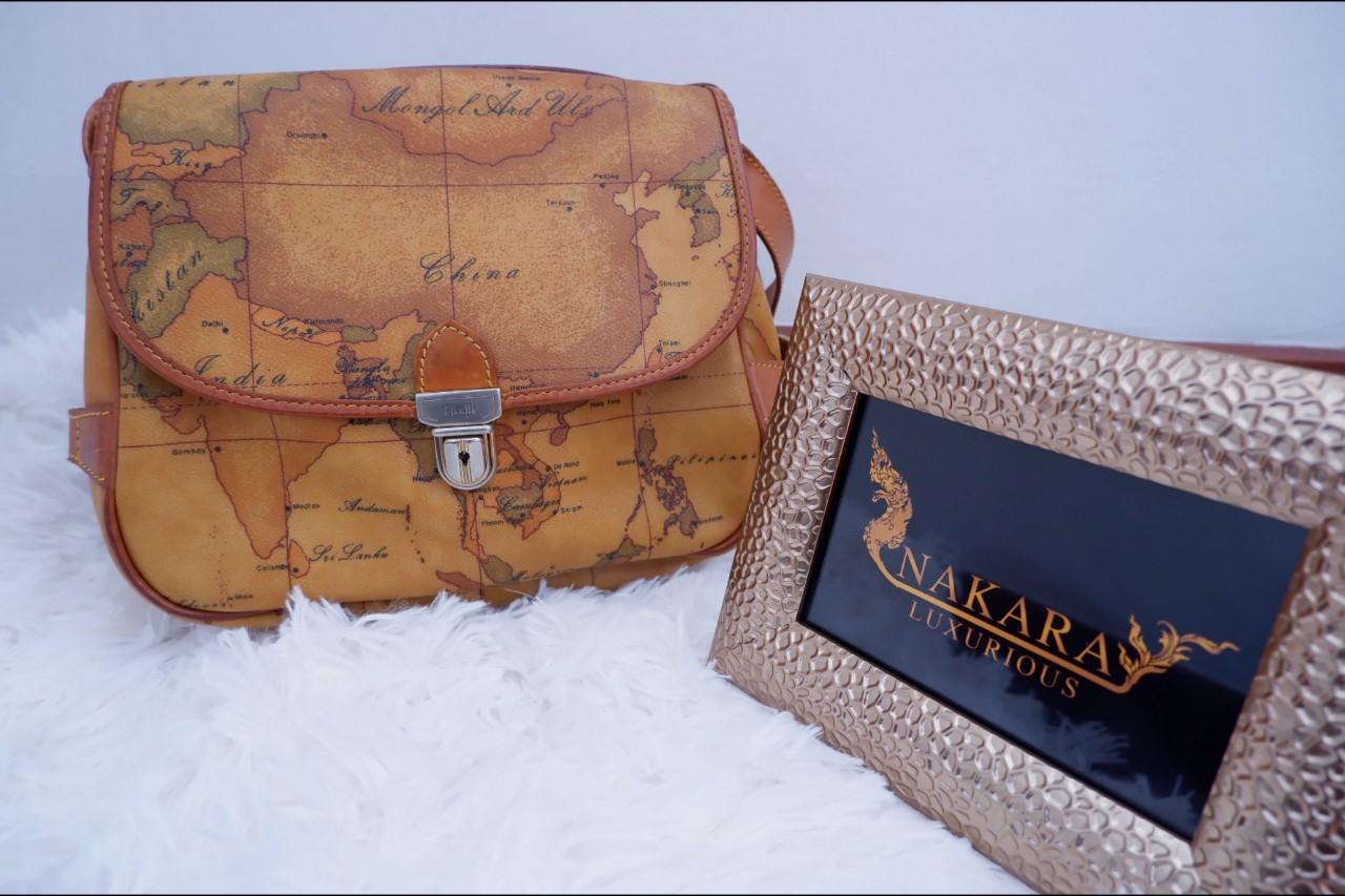 Nakala Luxurious Alviero Martini ทรงชามัวร์ค่ะ MADE IN ITALY ของแท้ 100 เปอร์เซ็นต์ มีแผนที่ประเทศไทยอยู่ตรงหน้ากระเป๋า