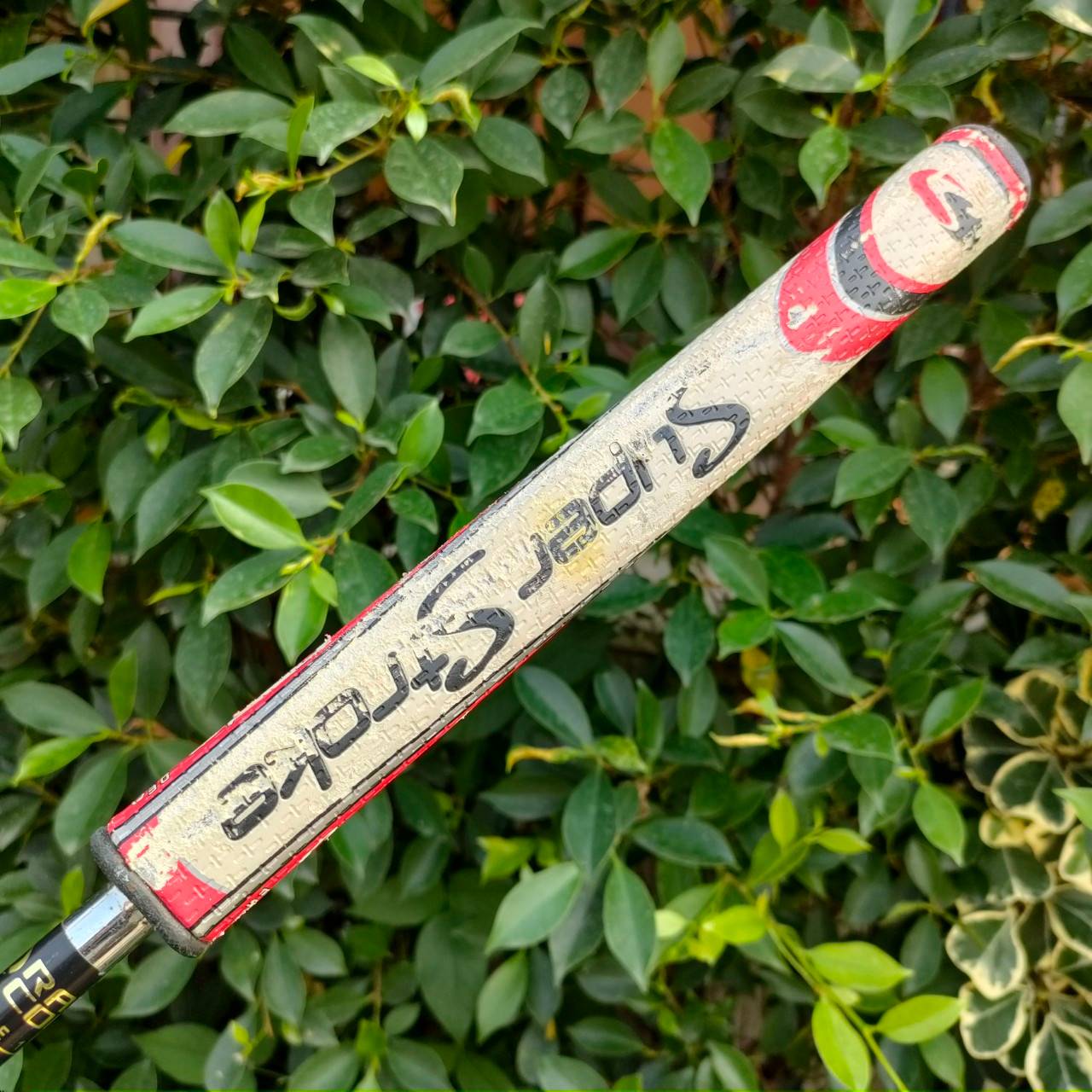 PUTTER หน้าสัมผัสทองเหลือง และมี MILLED เกาะไลน์สุดๆ ความยาว 33 นิ้ว น้ำหนักดีมาก ก้าน ORAYCOOK ลดการสั่นได้ดี ** GRIP SUPER STROKE เเบบใหญ่**