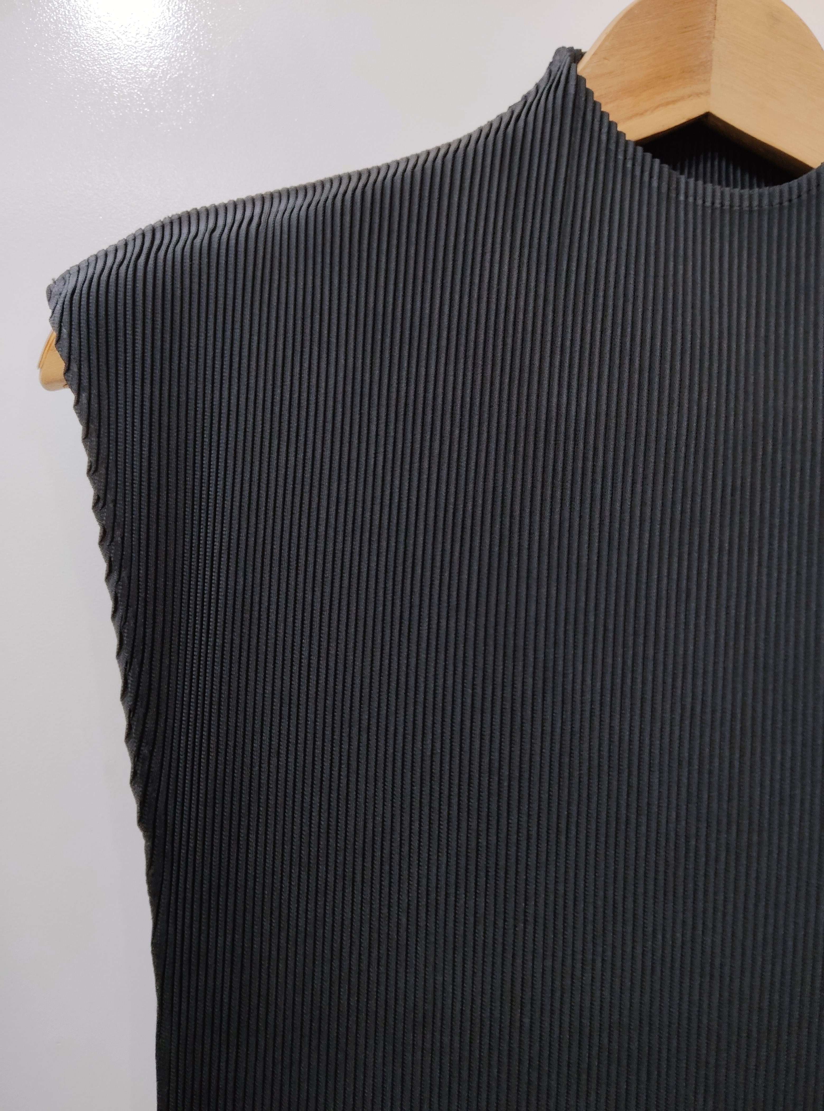 2MUAY รุ่น GM13010 / GM7023 HIGH NECK CAP SLEEVE PLEATED SET สีดำ FREE SIZE