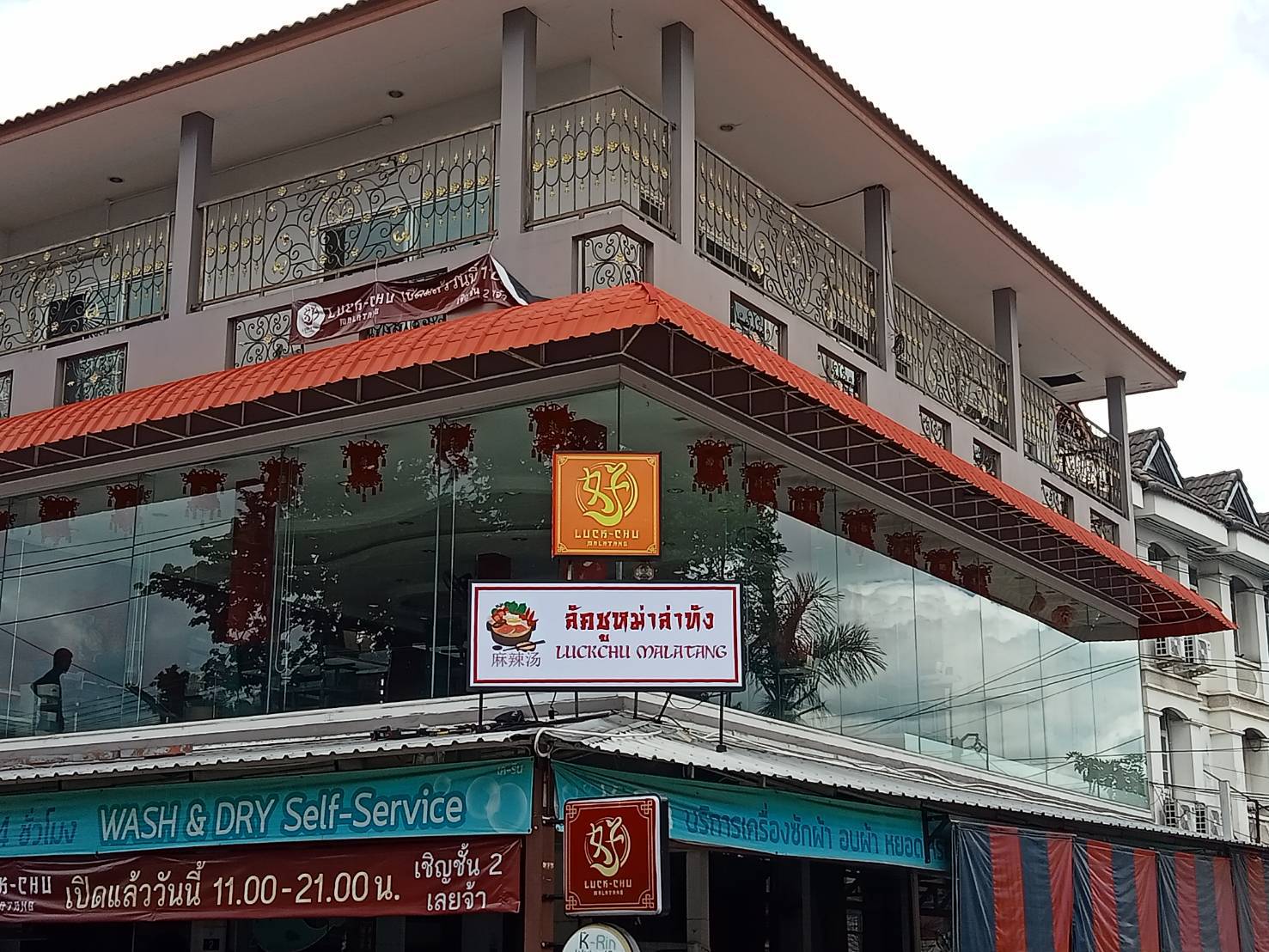 งานติดตั้งป้ายกล่องไฟหน้าไวนิล กล่องไฟติดหน้าร้าน