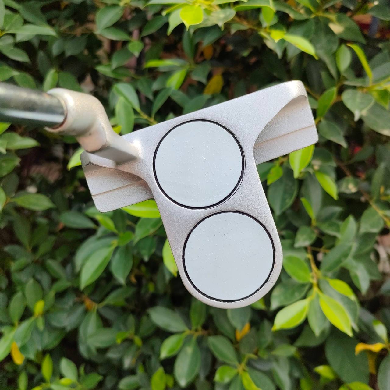 PUTTER ODYSSEY 2.BALL BLADE ความยาว 35 นิ้ว เล็งง่าย แม่นๆ ทรงเบลด ถนัดมือขึ้น และมีบอลอีกสองลูก เล็งกับลูกที่จะพัตต์เรียงกันไปทางหลุม แม่นยำ หน้า White Hot นุ่มมากๆ