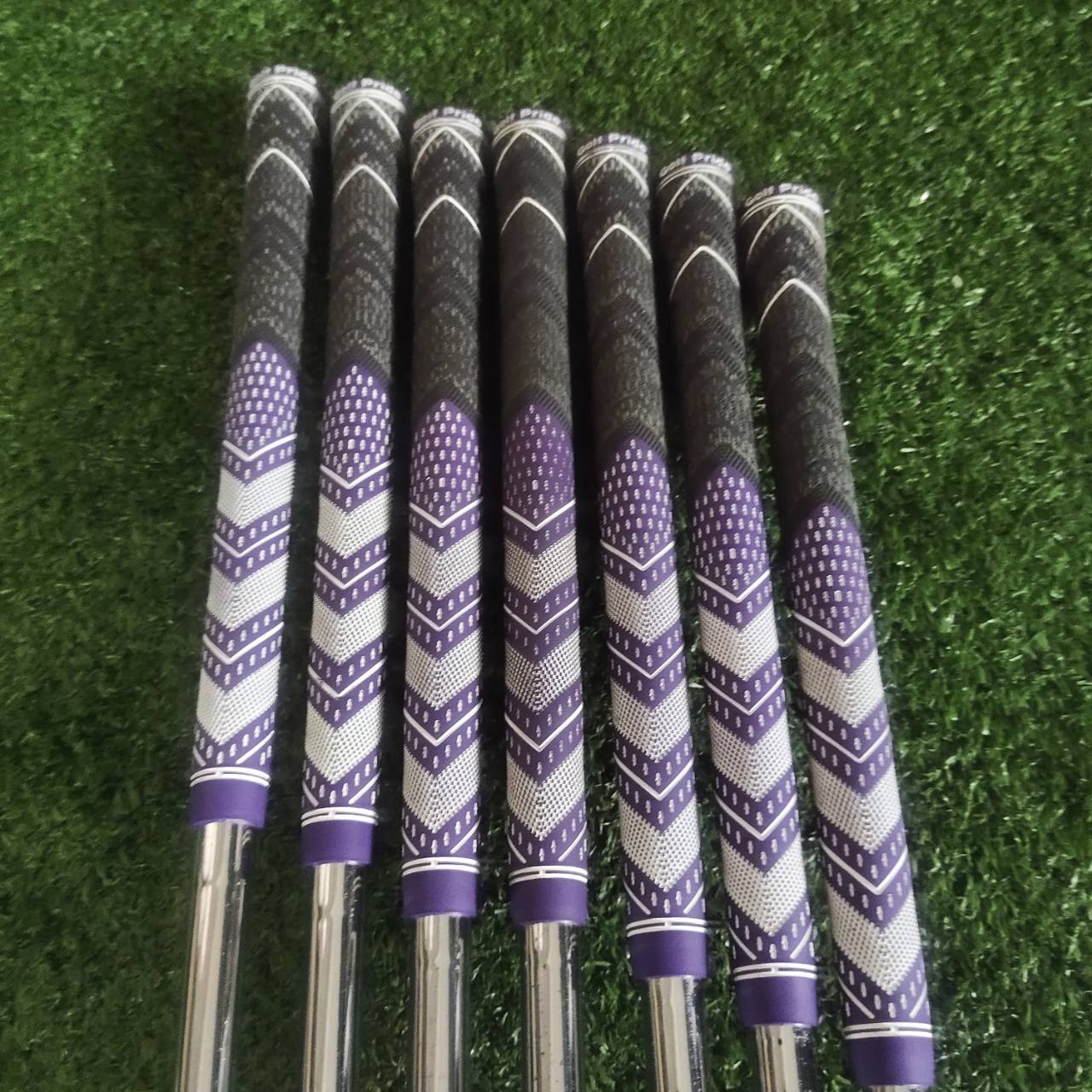 ชุดเหล็ก TITLEIST T100S FORGED (รุ่นปี 2022) 🔧 ใช้ทังสเตน D18 + เทคโนโลยีงานอากาศยาน ✈️ • หน้าไม้ฟอร์จชิ้นเดียว ให้ความรู้สึกแน่นและแม่นยำ 🎯