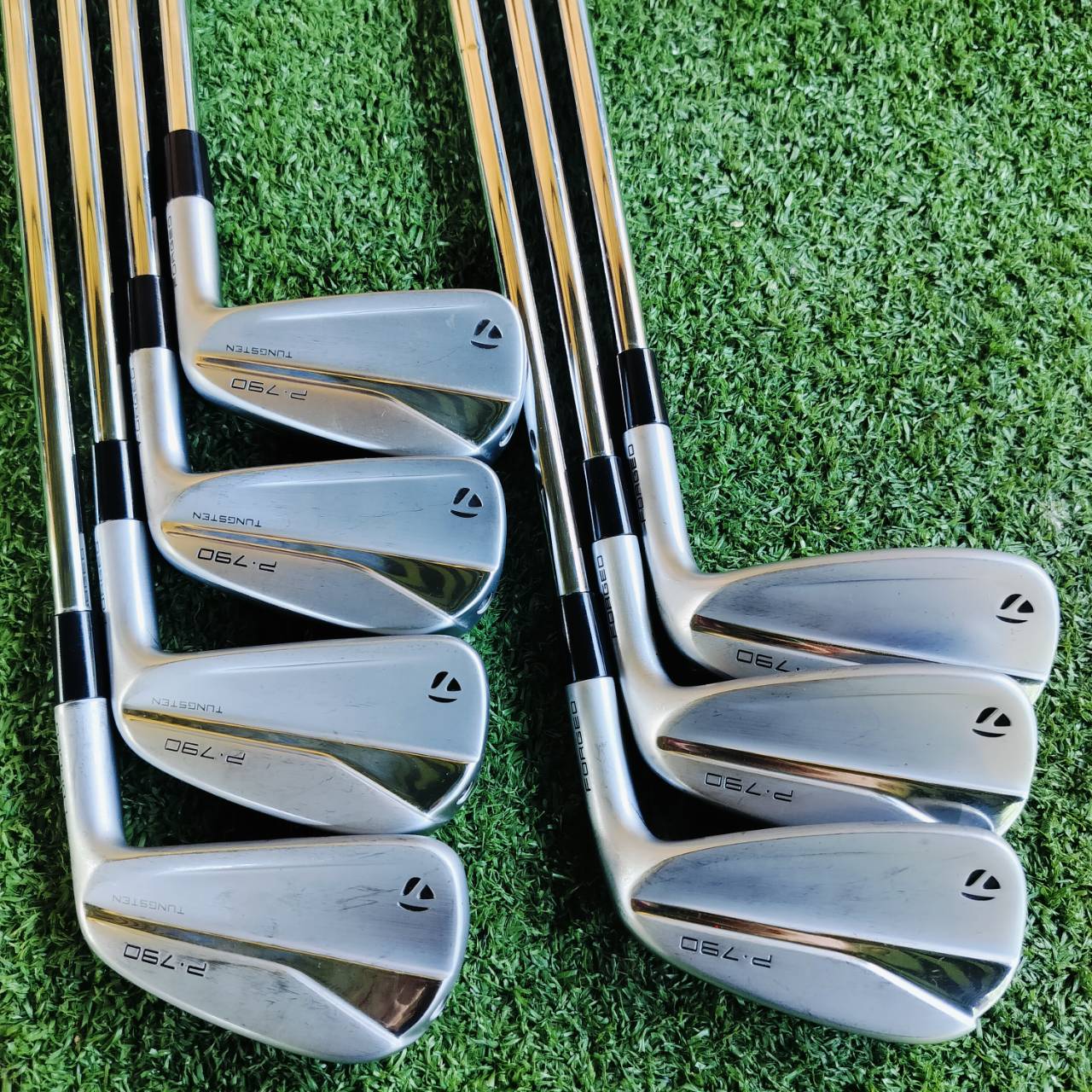 ชุดเหล็ก Taylormade P790 FORGED ชุดเหล็กที่ดีที่สุดของ Taylormade!!! ชุดนี้ได้เหล็ก ถึง 7 ชิ้น รูปลักษณ์ใบที่สวยงามแบบจัดๆ เทคโนโลยีที่อัดแน่นอยู่ภายใน ประสิทธิภาพครบทุกด้าน ทั้งการสร้างระยะทาง และการชดเชยความผิดพลาด ทั้งหมดนี้มีอยู่ P790 ไม้กอล์ฟพรีเมี่ย