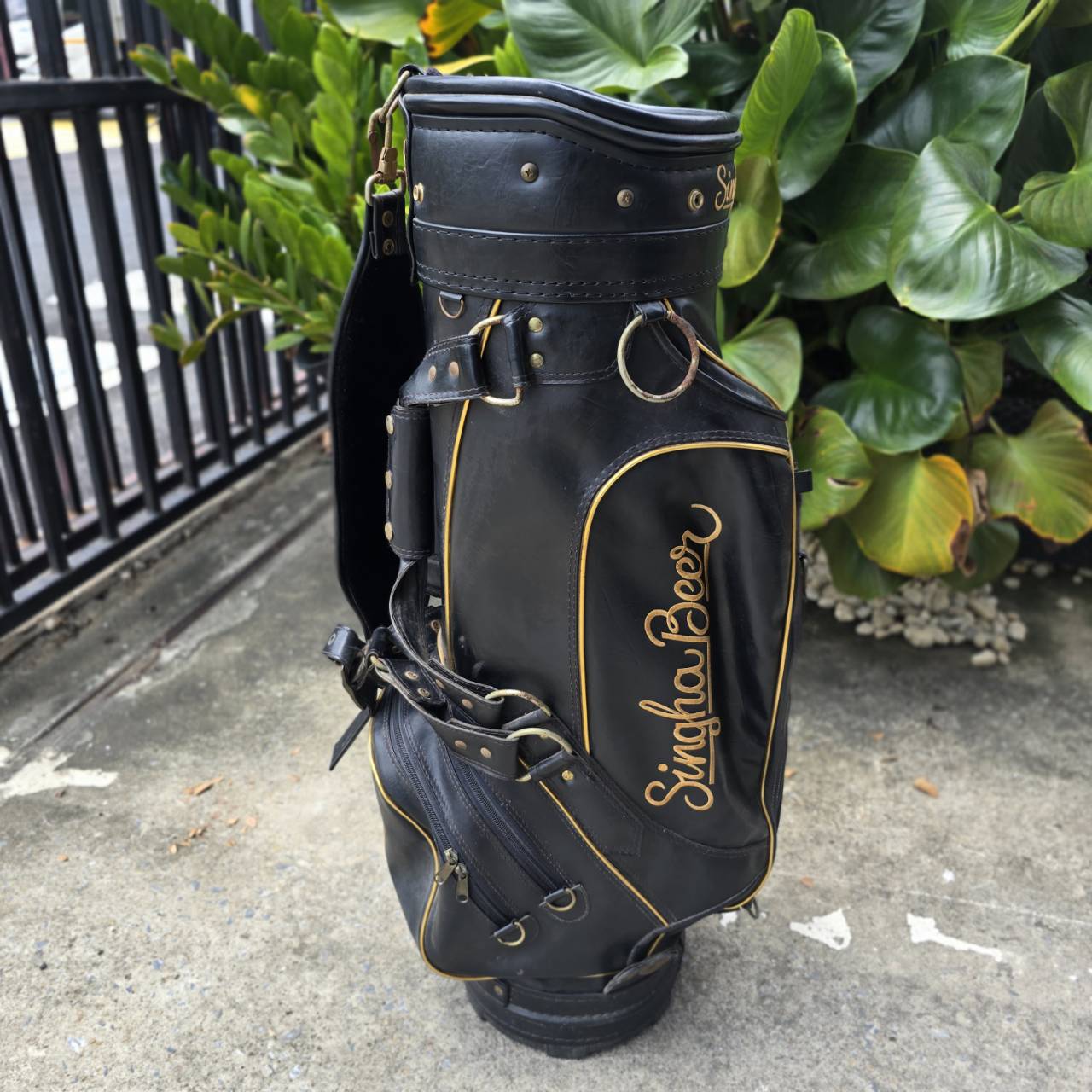 ** ไม่มี COVER ** ถุงกอล์ฟ สิงห์ หนังสวยมากค่ะ วินเทจ หายาก ภายในบุกำมะหยี่ นอกจากนั้นใช้งานได้ตามปกติเลยค่ะ