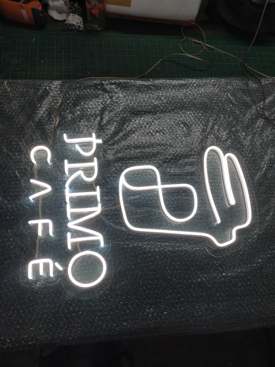 ไฟนีออน เฟค