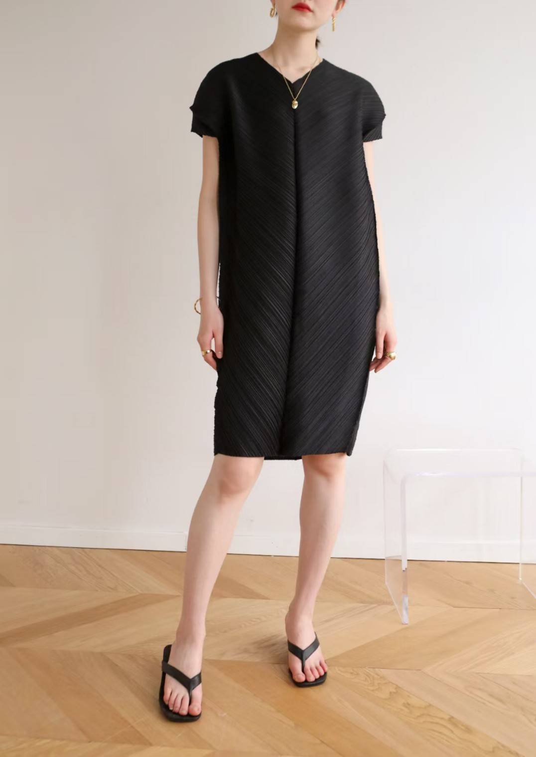 2MUAY รุ่น GJO8010 V NECK PLEAT DRESS เดรสผู้หญิง เดรสพลีทคุณภาพ 6สี FREE SIZE