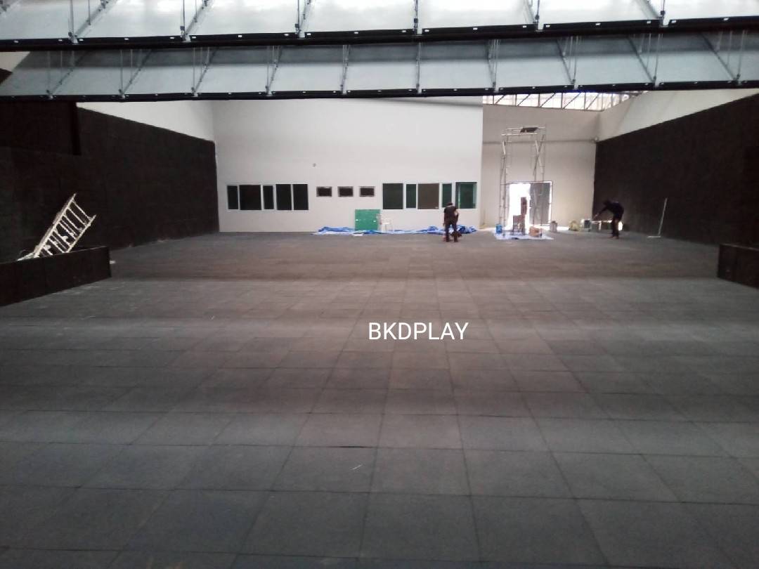 แผ่นยาง EPDM ราคาต่อ1ตร.ม. 4แผ่น แผ่นยางสังเคราะห์ ,แผ่นปูกันกระแทก,แผ่นปูพื้นสนามเด็กเล่น, พื้นยางEPDM ,ปูสนามเด็กเล่น,สนามกีฬา ห้องฟิตเนส พร้อมส่ง ราคาโรงงาน มีสีดำ เทา น้ำเงิน เหลือง แดง เขียว