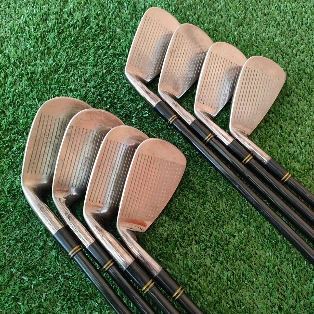 ชุดเหล็ก KASCO ROYAL SUPER HYTEN มีเหล็ก 5-9 เเละ PW AW SW ก้าน KASCO KR ROYAL FLEX R เป็นรุ่นระดับ HI-END สูงสุด หายากมาก ที่ญี่ปุ่นมือสอง ราคายังไป 3 หมื่นกว่าครับ ท่านที่ชอบขุดเหล็กหรูหรา และยัง ช่วยในการตี ตีวงแบบสบายๆ ก็ง่าย ได้ระยะ มากๆ เลยครับ เป็น