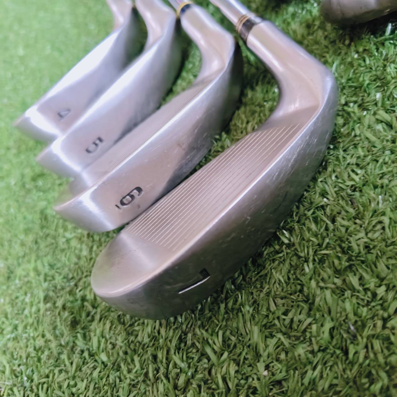 ชุดเหล็ก TSURUYA ONESIDER SE ตีง่ายและไกล เนื่องจากมีดีไซน์ ใบใหญ่ หน้าเด้ง และองศาโกง