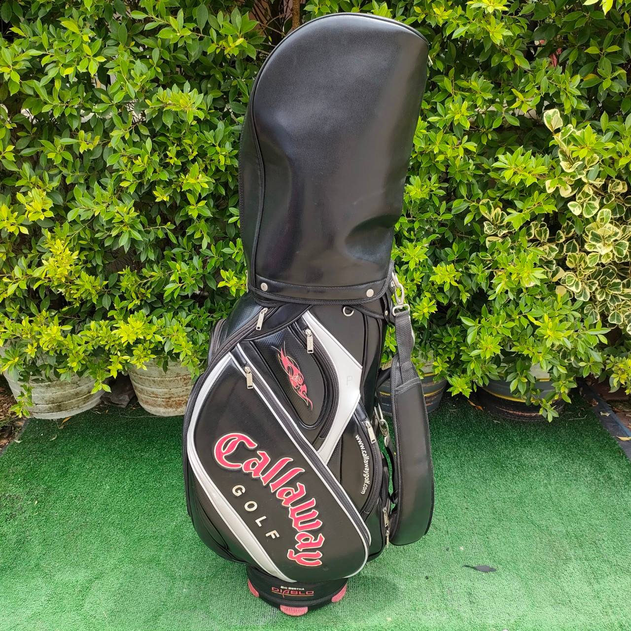 ถุงกอล์ฟ CALLAWAY DIABLO มือสอง สภาพสวยเดิมเรียบร้อย ลายสวยมากๆๆ เป็นถุง TOUR ใบใหญ่ 9 นิ้ว ช่องครบเครื่อง น้ำหนักเบามาก กันน้ำด้วย ใช้ดีมาก!! มือสอง ของแท้ BY NakaraLuxurious