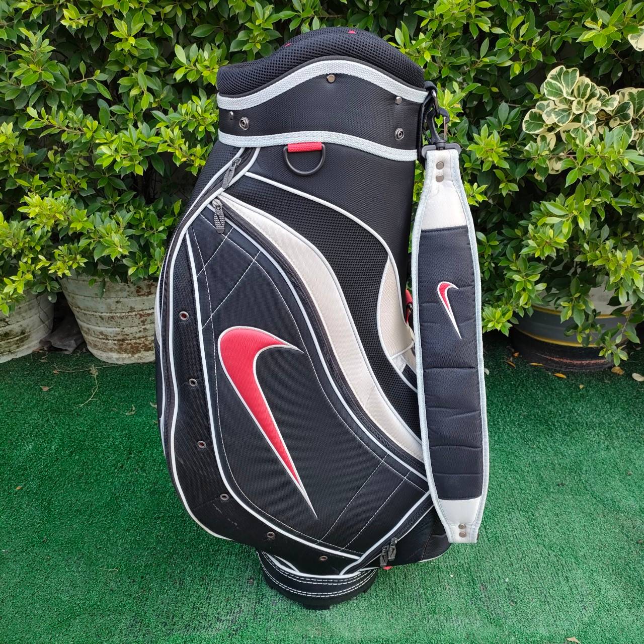 ถุงกอล์ฟ NIKE มือสอง สภาพสวยสมบูรณ์มาก ถุงของแท้ กันน้ำ น้ำหนักเบา แข็งแรง น่าใช้มาก แบรนด์ดี มือสอง ของแท้ BY NakaraLuxurious