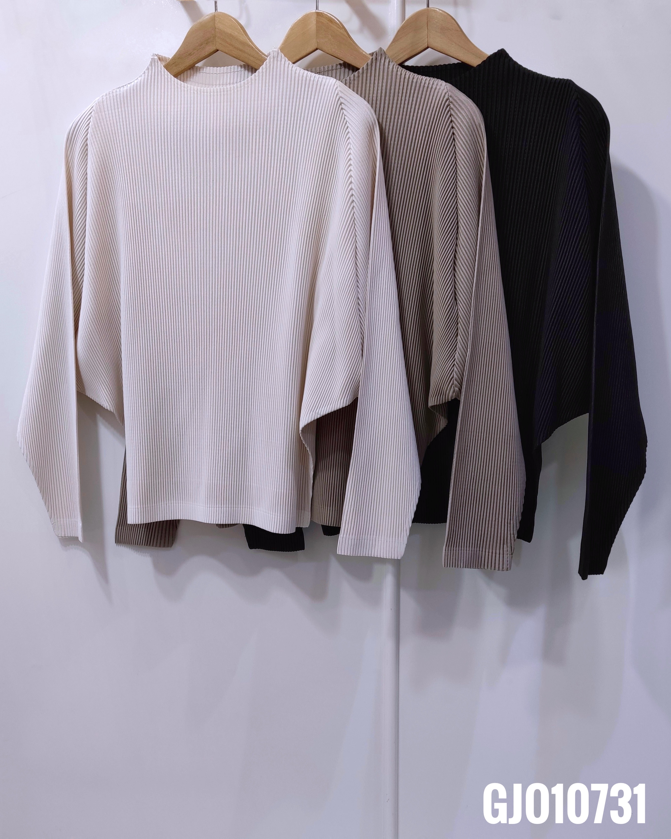 2MUAY รุ่น GJO10731 เสื้ออัดพลีท THICK HIGH NECK LONG SLEEVE PLEATED TOP 3 สี FREE SIZE