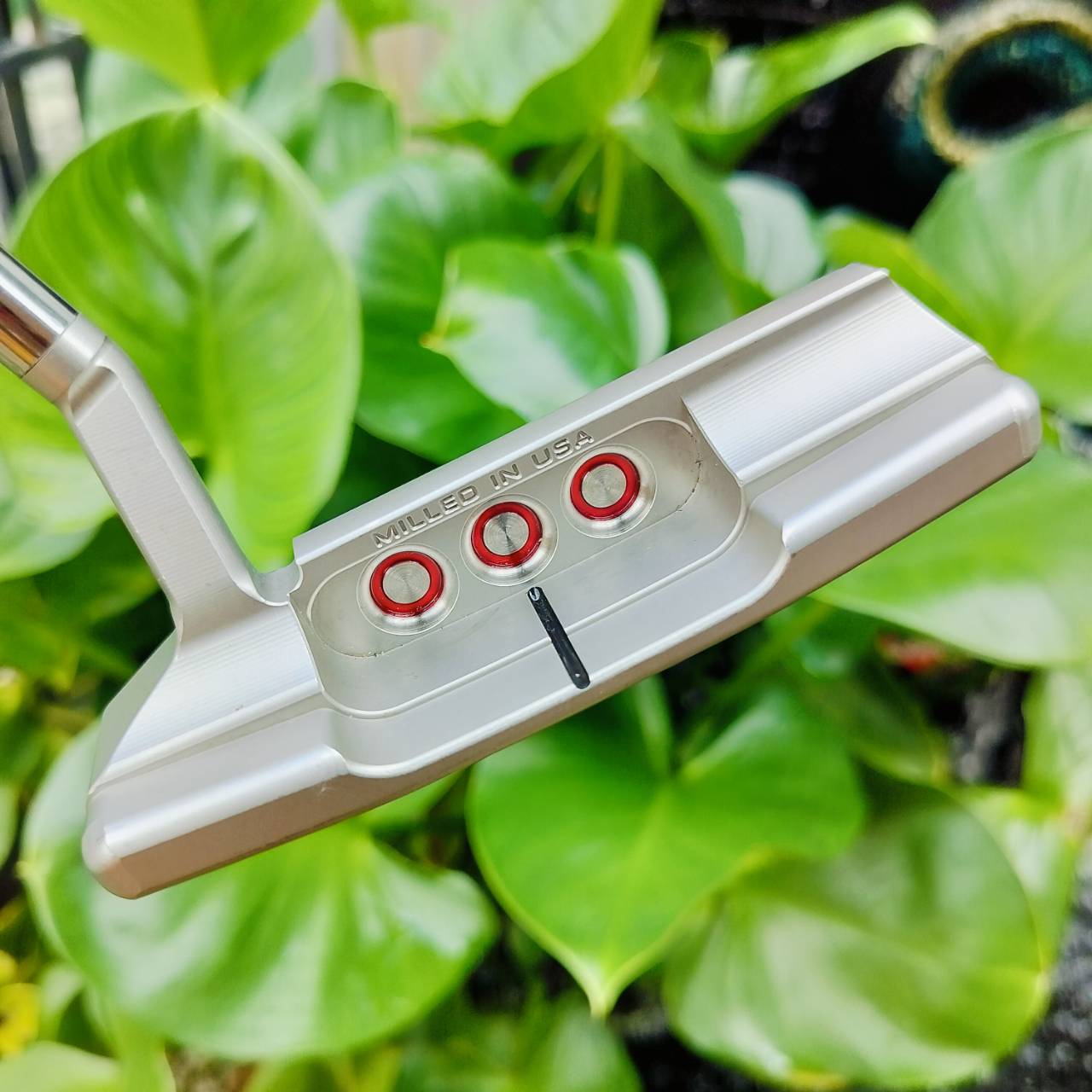 PUTTER SCOTTY CAMERON SPECIAL SELECT NEWPORT 2.5 ออกแบบโดยใช้สีแบบสเตนเลสดิบที่มีเอกลักษณ์ มีความสว่างที่โดดเด่น แต่ไม่สะท้อนแสง ด้านหลังพัตเตอร์ตกแต่งด้วยจุดสามจุดที่เป็นเอกลักษณ์ของ Scotty ไม้กอล์ฟพรีเมี่ยมมือสอง ของแท้ By NakaraLuxurious