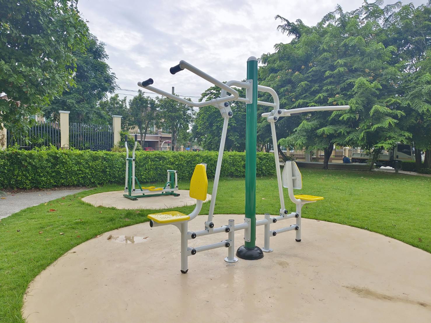 เครื่องออกกำลังกาย กลางแจ้ง ชุดอุปกรณ์บริหารแขน-หัวไหล่-หน้าอก (แบบดันยกตัว) ลานกีฬา อเนกประสงค์ สนามกีฬา ผลิตในไทย สั่งทำตามสีที่ต้องการได้