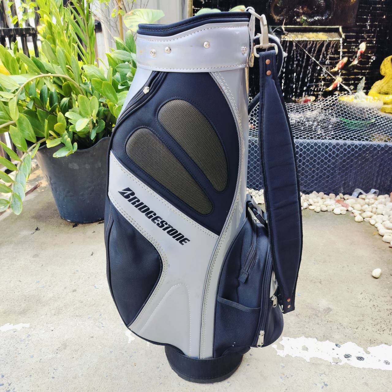 ถุงกอล์ฟ BRIDGESTONE ของแท้ มือสอง สภาพสวยเดิมๆ มีหัวซิปหลุด 1 จุด แต่ใช้ได้ปกติ ขนาดกำลังดี ลดราคาพิเศษค่ะ!!!
