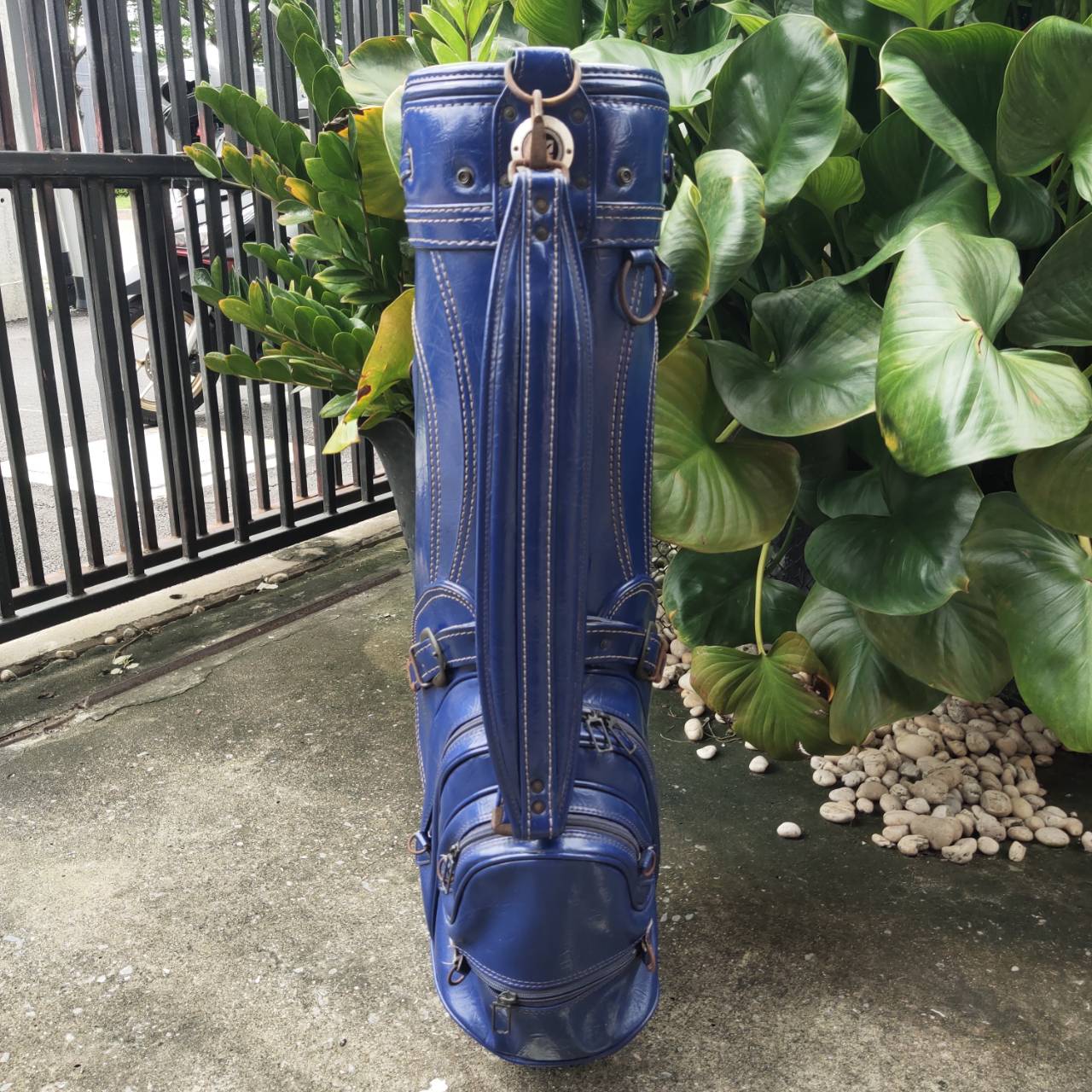 ถุงกอล์ฟหนังแท้ มือสอง ภายในบุกำมะหยี่อย่างดีค่ะ เรียบหรู วินเทจมากค่ะ