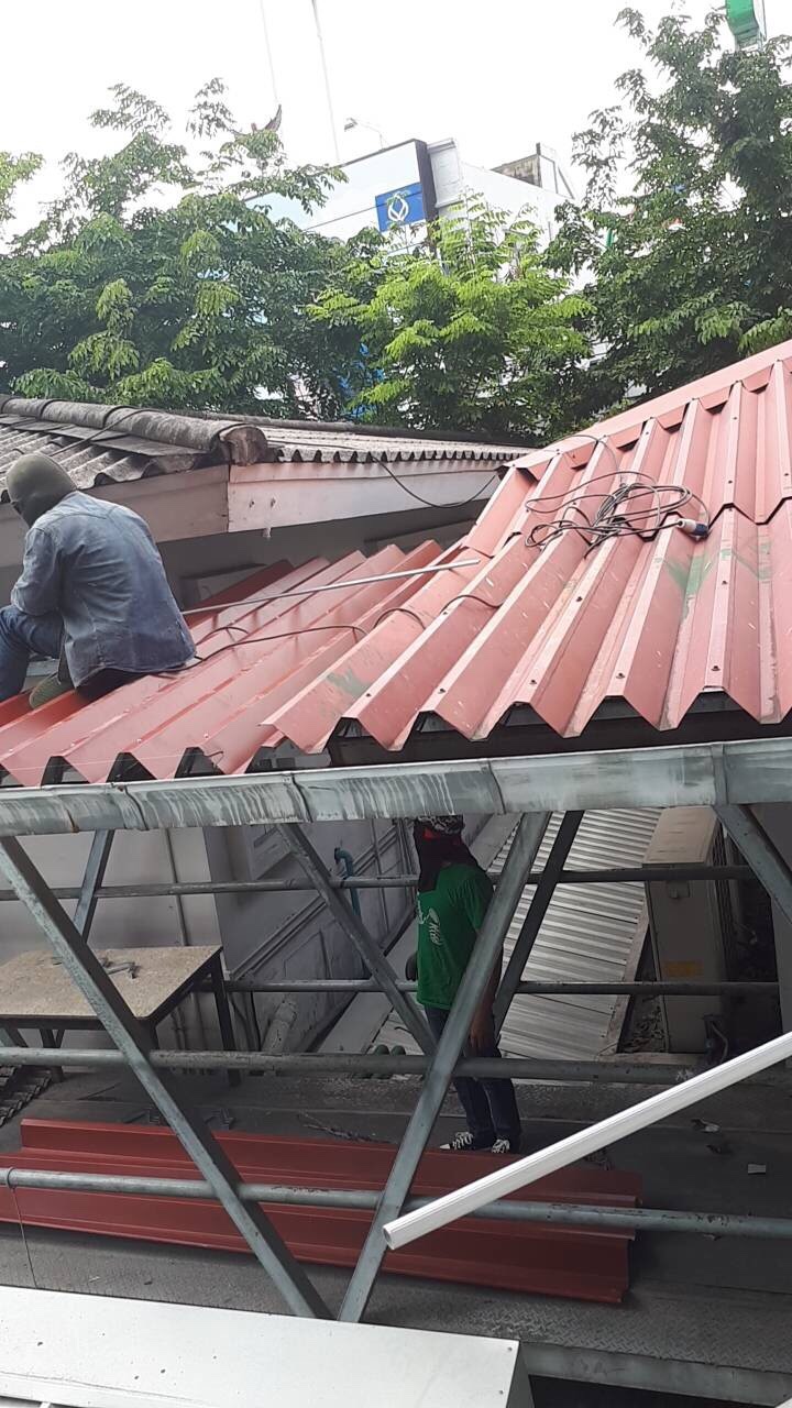 งานเปลี่ยนหลังคา ตึกพระสุจริตสุดา (ในรัชกาลที่ 6) ร.พ.ศิริราช