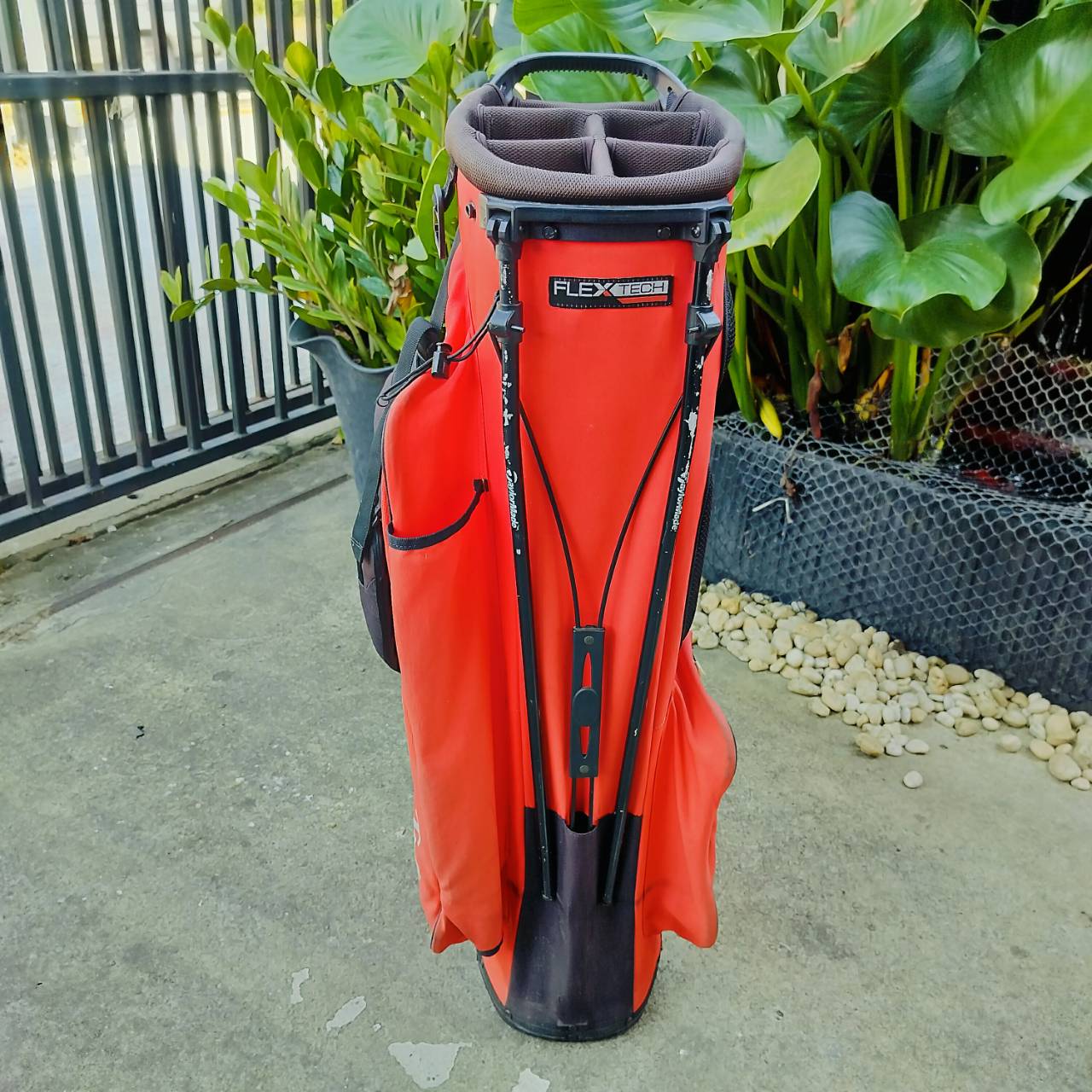 *** ไม่มี COVER *** ถุงกอล์ฟ Taylormade ขาตั้ง มือสอง รุ่นนี้เบามาก FLEX TECH แข็งแรง สวย ของใหม่แพง ถ้าไม่ซีเรียส คุ้มมาก!!!
