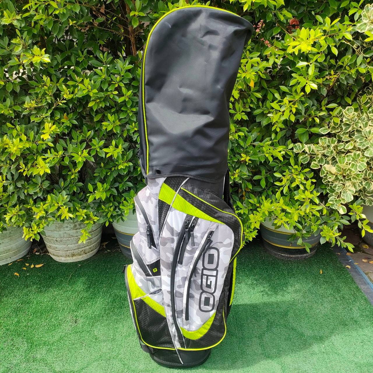 ถุงกอล์ฟ OGIO มือสอง สวยมาก เป็นแบบ 14 ช่องด้วยสุดจริง!!! ทั้งเบา กันน้ำ แข็งแรงมาก ** มีเเป๊ก หลุด1 จุด สามารถไปร้านซ่อมง่ายมาก **