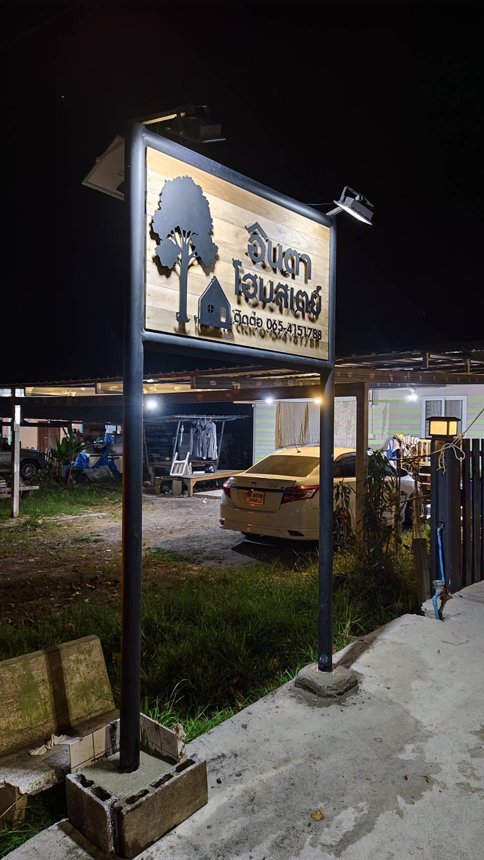 ป้ายงานไม้ '' อินตา โฮมสเปย์ ''