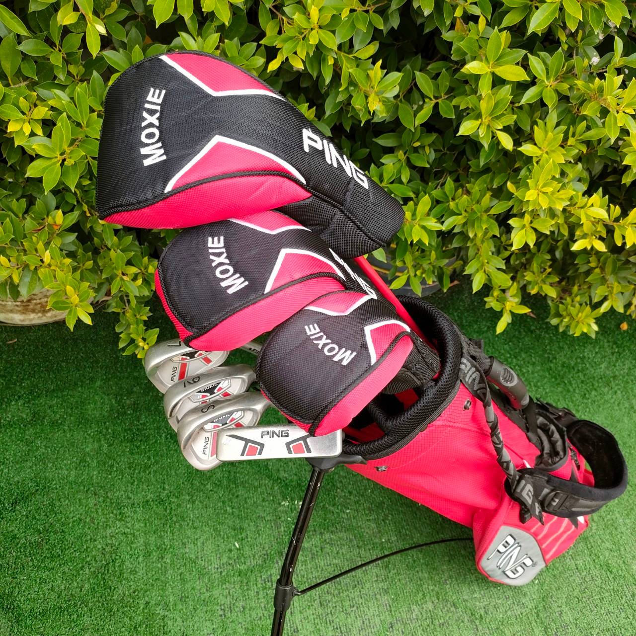 *ไม้กอล์ฟสำหรับเด็ก* KID SET PING MOXIE สุดยอดไม้กอล์ฟเด็ก ที่ใช้วัสดุ และเทคโนโลยีเดียวกับไม้ PING ของผู้ใหญ่ ตีดีมากๆ ตีง่ายและไกล!! ไม้กอล์ฟมือสอง ของแท้ BY NakaraLuxurious