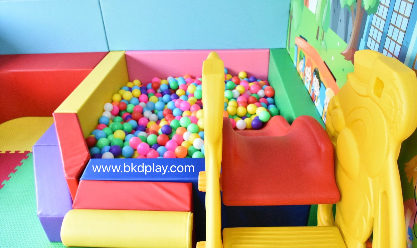 บ่อบอลห้าเหลี่ยมนุ่มนิ่ม พร้อมที่นั่งบุผนัง บ่อบอลรับแขก , รับทำห้องบอล รับบุผนัง ทำผนังกั้นบ้านบอล คอกกั้นเบาะนุ่ม, Softplay หนังนุ่ม คอกกั้นเด็ก ,เครื่องเล่นสนามในร่ม Kid Zone สำหรับโรงพยาบาล คลินิกโรงเรียน และศูนย์การค้าต่างๆ